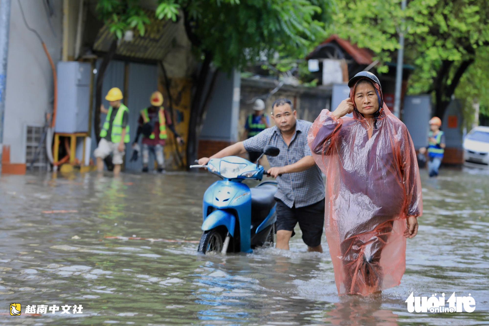 河內30分鐘暴雨致多條道路嚴重積水,多輛車熄火