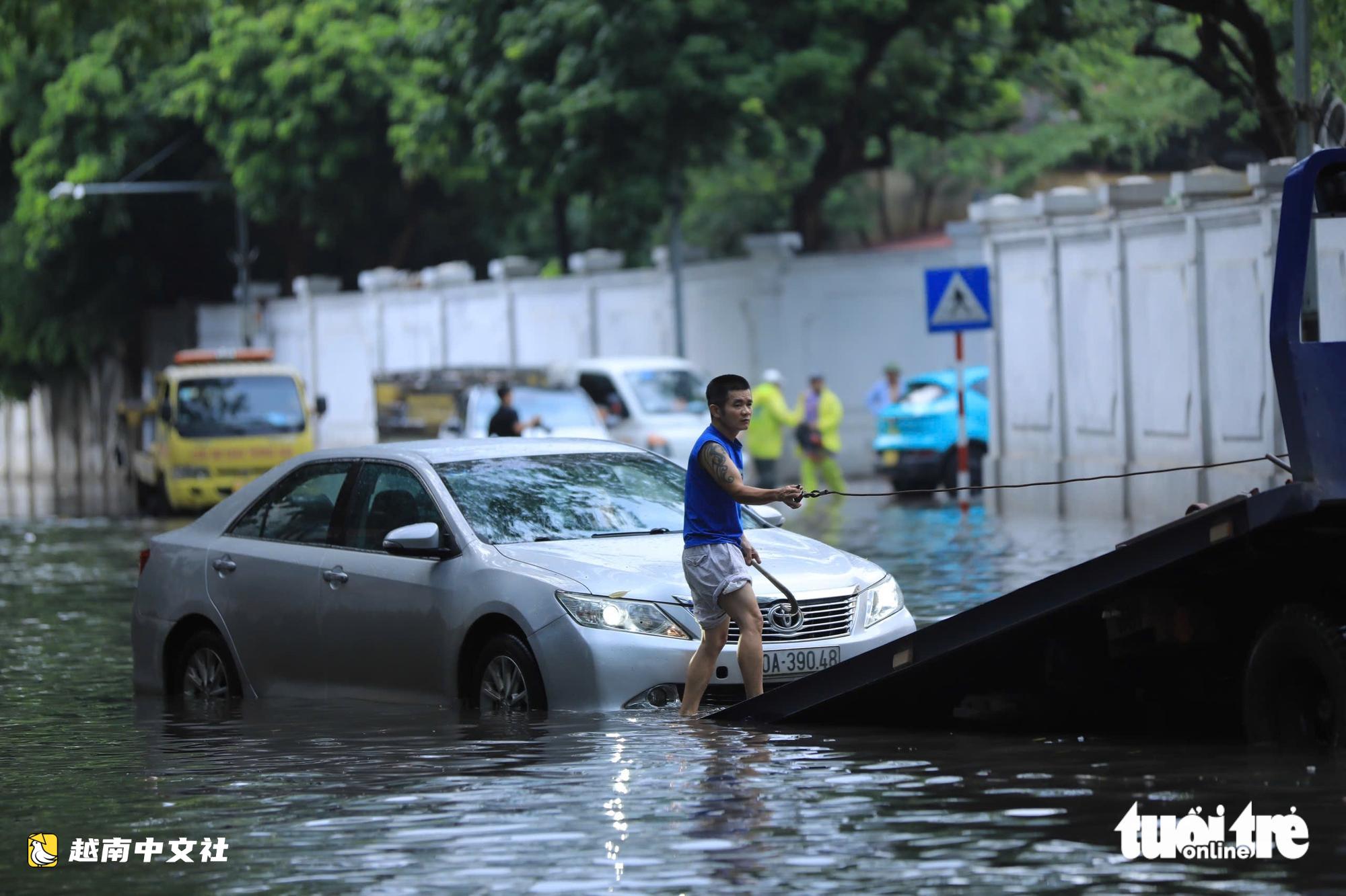 河內30分鐘暴雨致多條道路嚴重積水,多輛車熄火