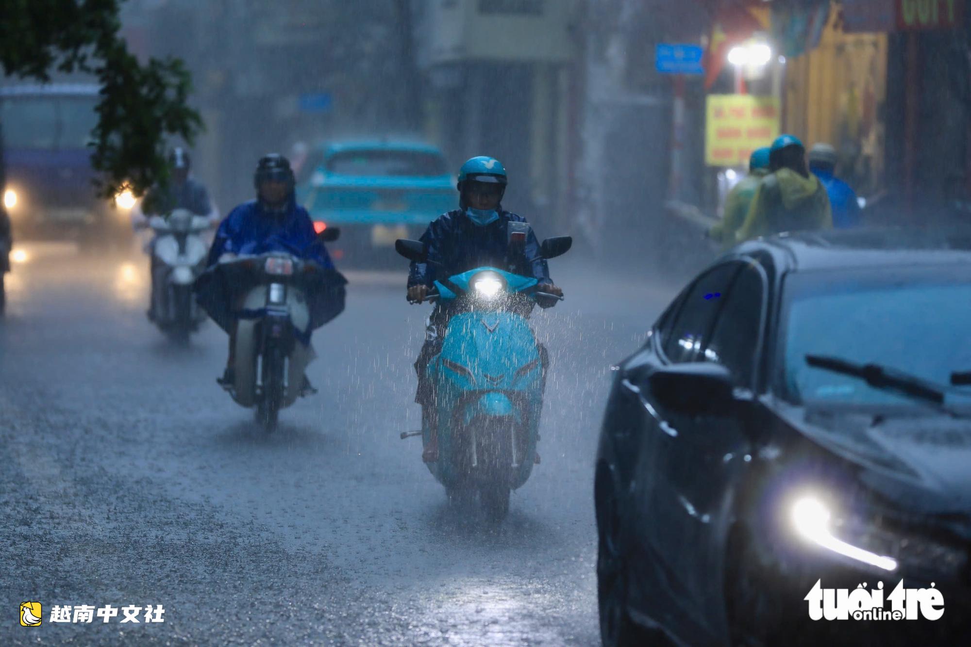 河內30分鐘暴雨致多條道路嚴重積水,多輛車熄火