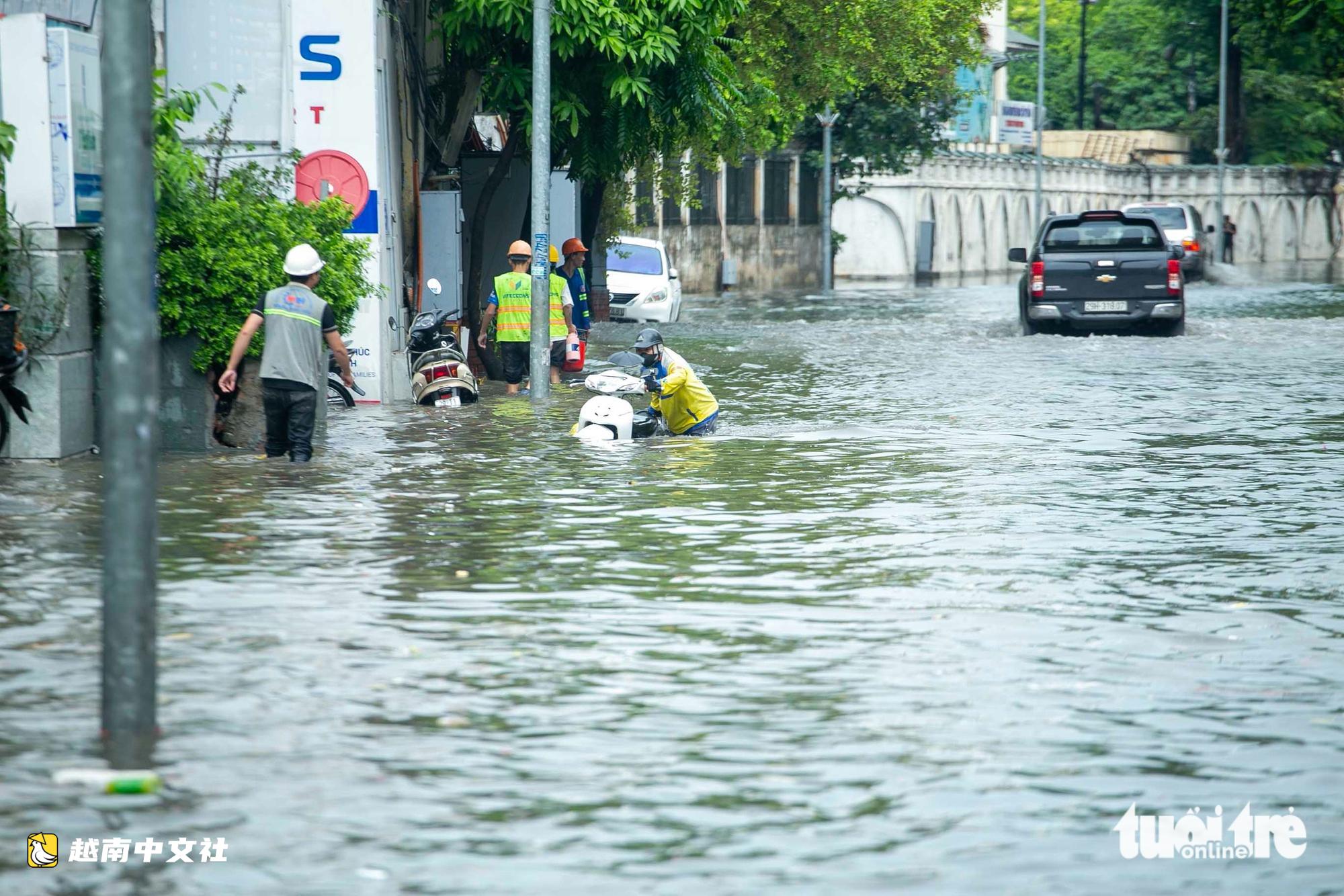 河內30分鐘暴雨致多條道路嚴重積水,多輛車熄火