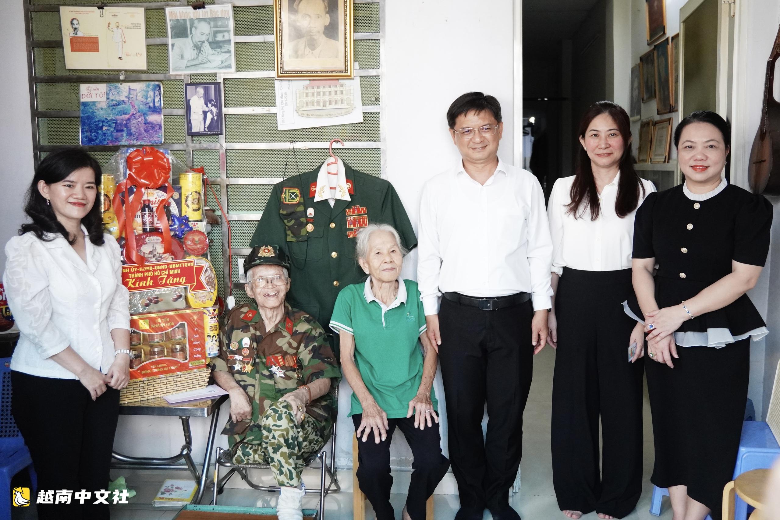 越南胡志明市領導慰問政策家庭紀念烈士與傷殘軍人日