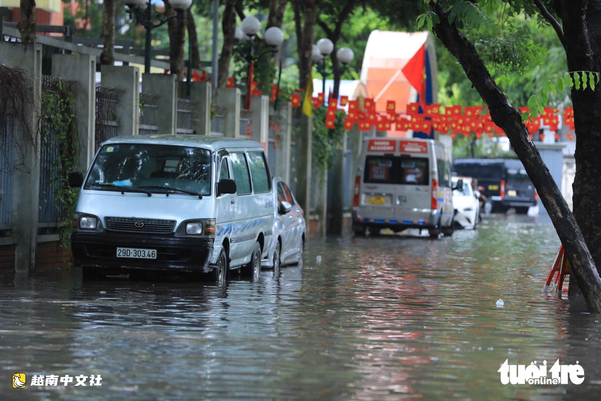 河內30分鐘暴雨致多條道路嚴重積水,多輛車熄火