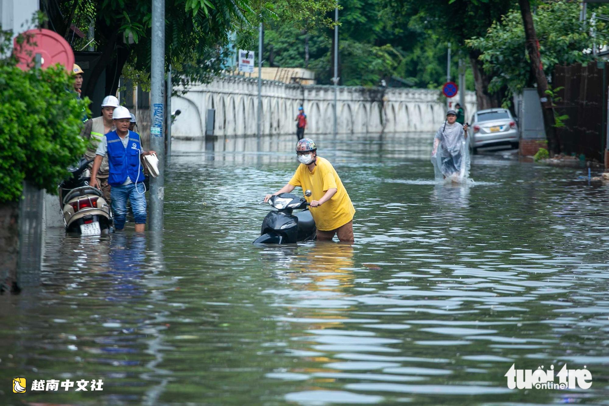 河內30分鐘暴雨致多條道路嚴重積水,多輛車熄火