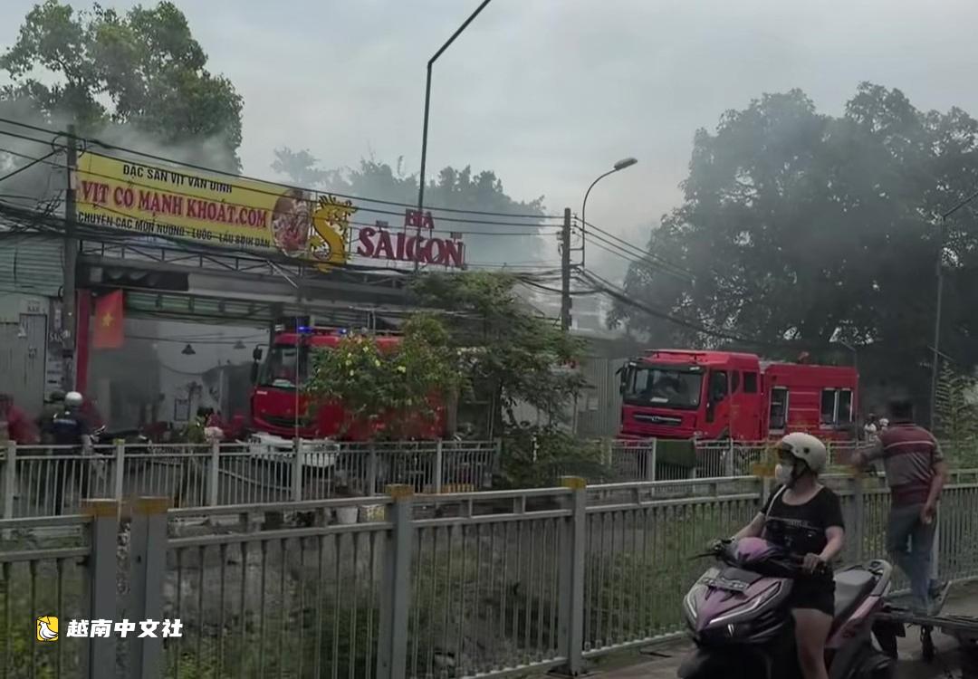 越南胡志明市新盛坊塑料廠火災,附近居民驚慌失措
