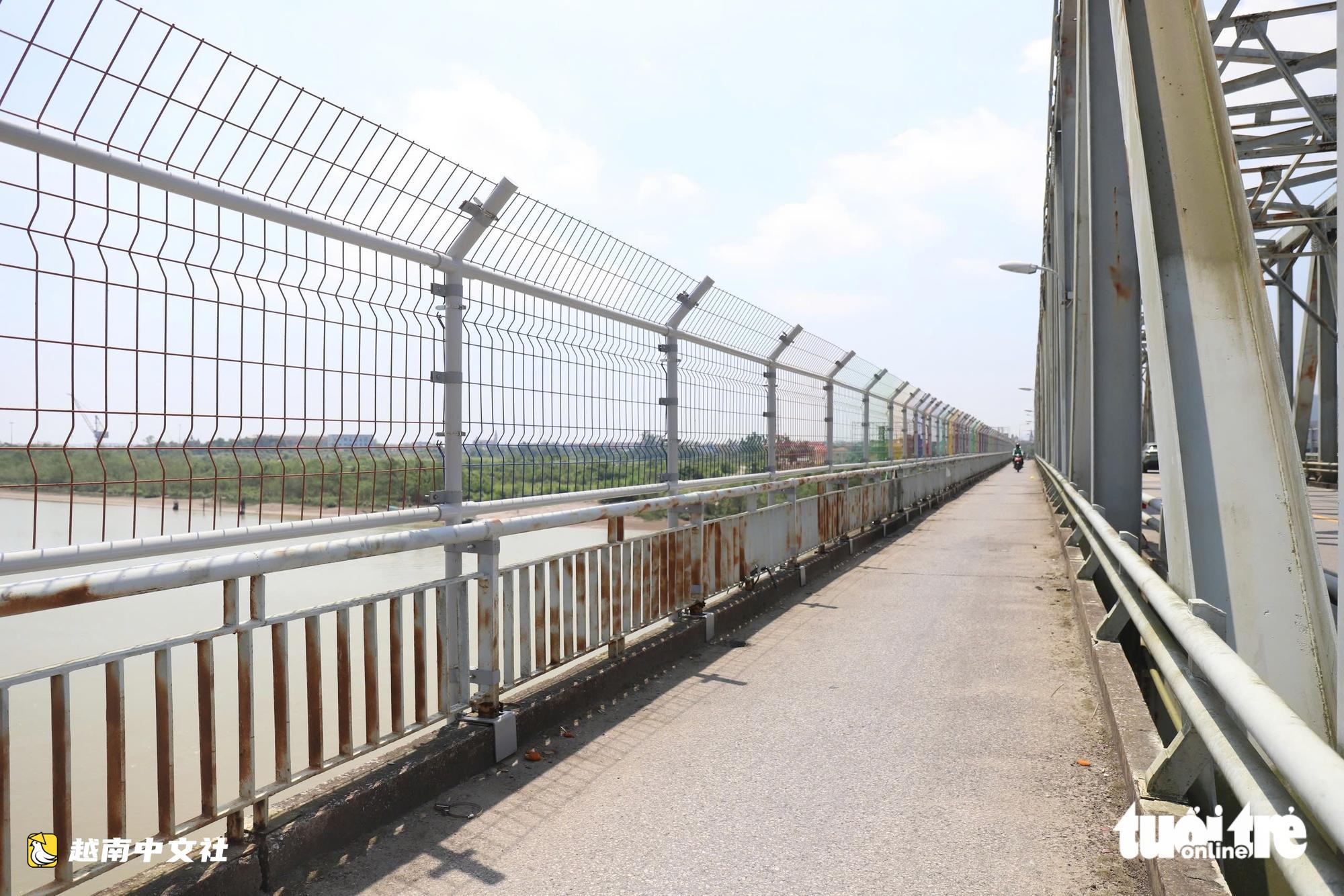 近距離看越南邊水橋‘穿新衣’ 安裝防跳橋網