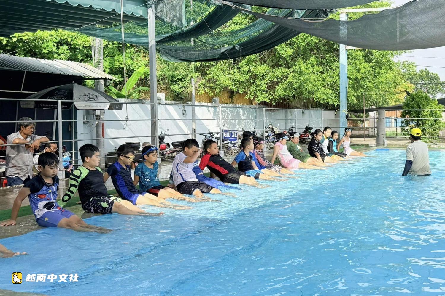 胡志明市暑期免費游泳班：孩子會游泳，家長少操心