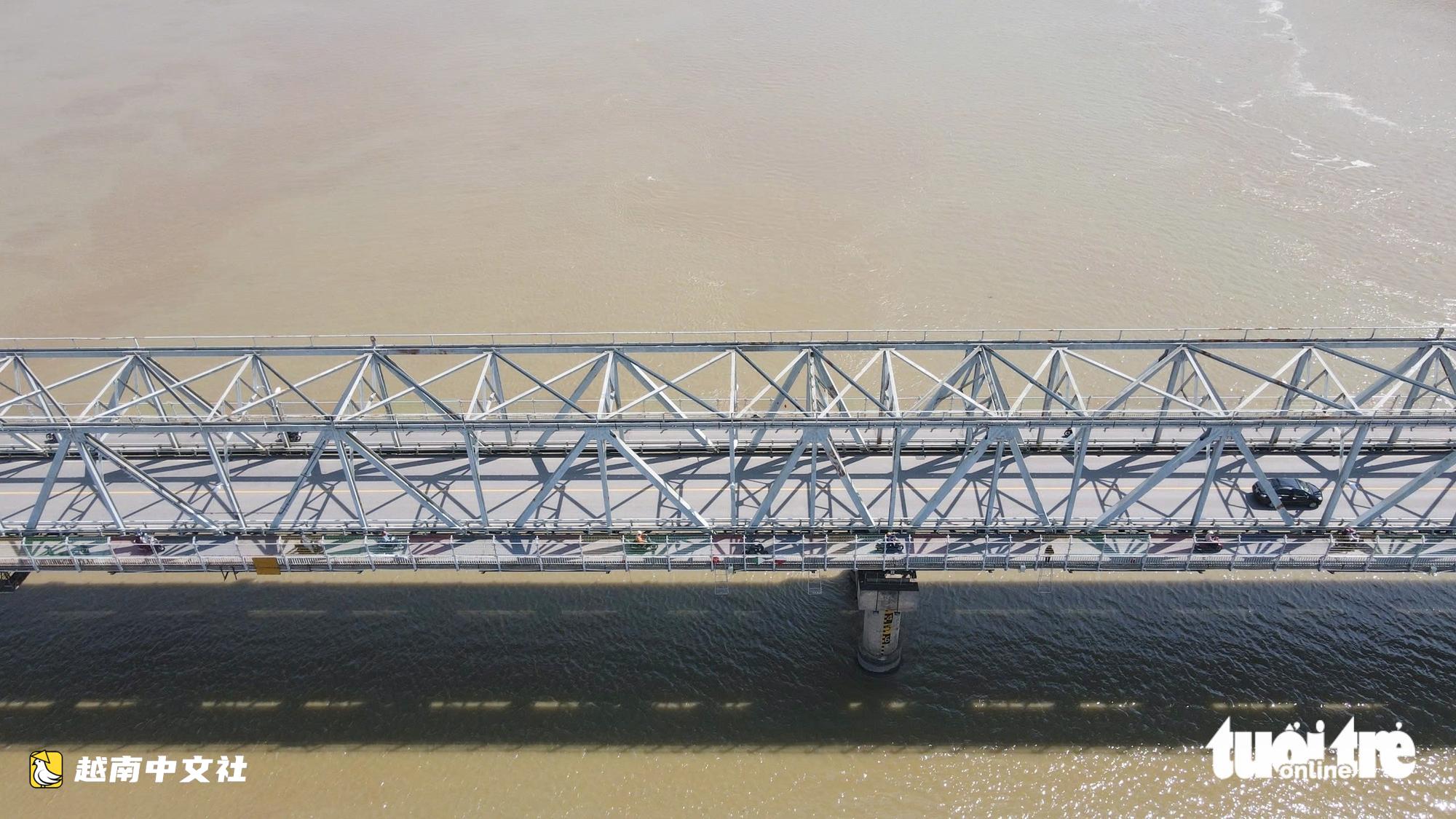 近距離看越南邊水橋‘穿新衣’ 安裝防跳橋網