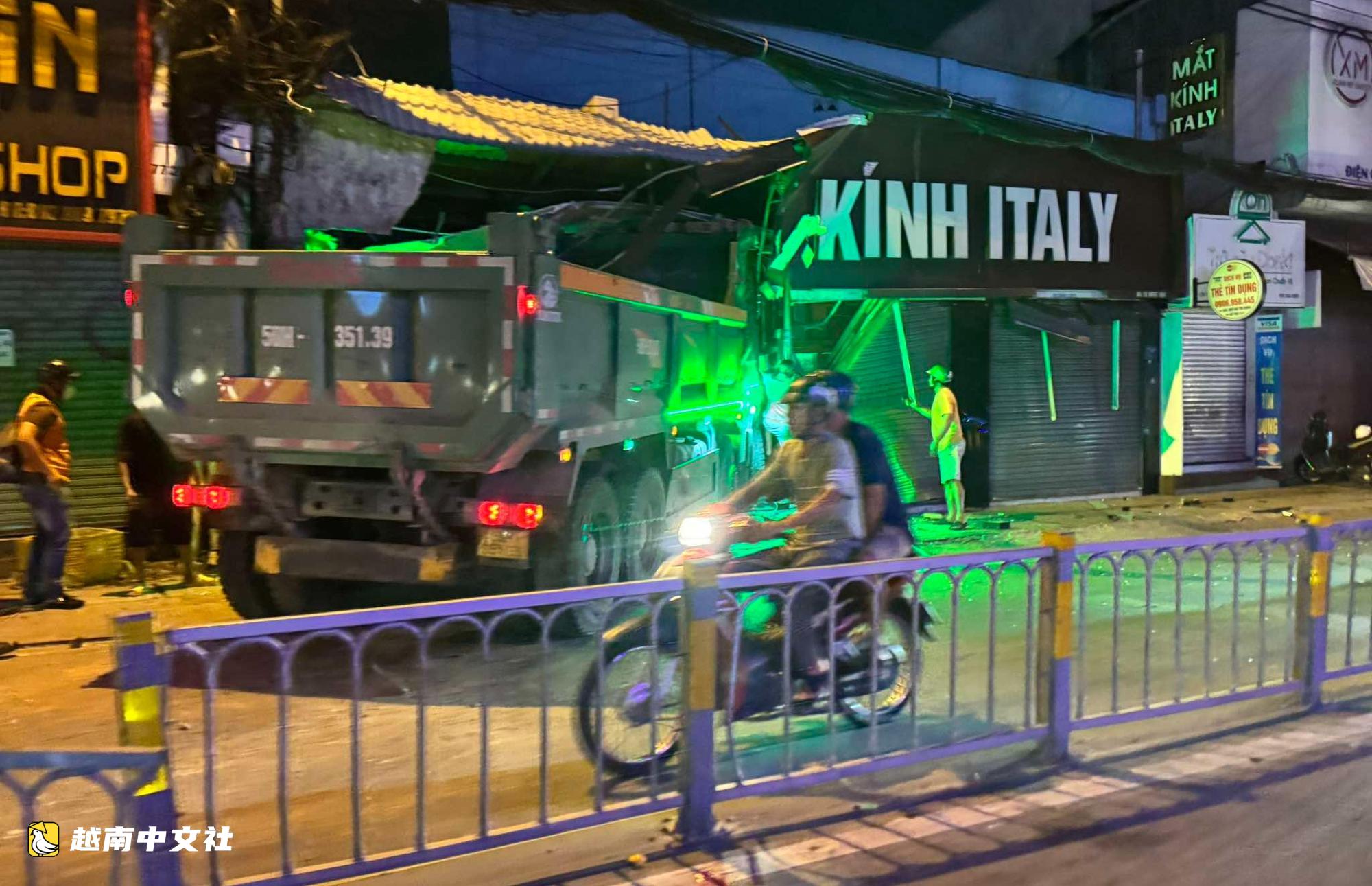 越南胡志明市一自卸卡車失控撞塌眼鏡店,4人死裡逃生