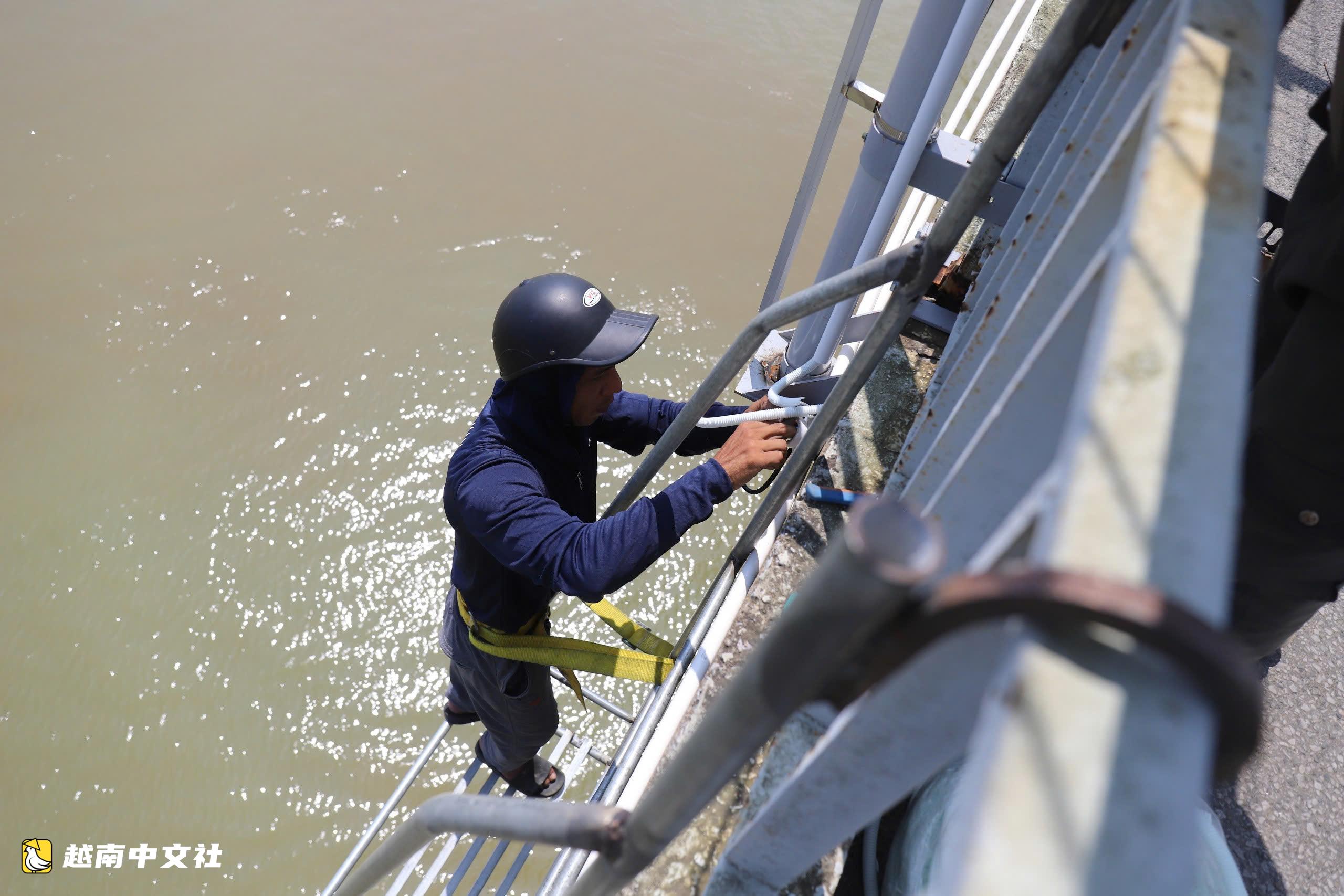 近距離看越南邊水橋‘穿新衣’ 安裝防跳橋網