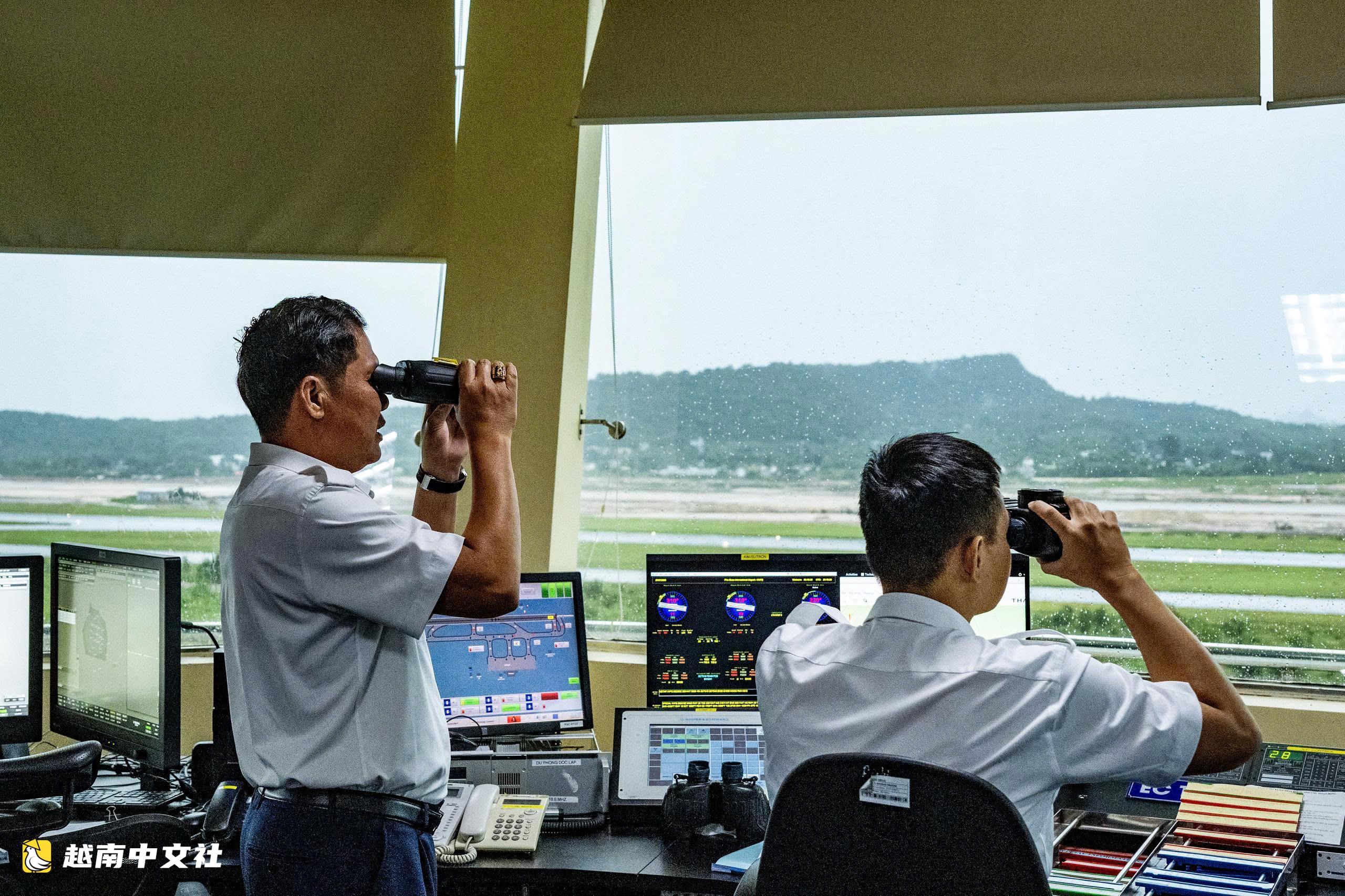 越南富國島機場在大雨中完成第二條跑道的首次校準飛行