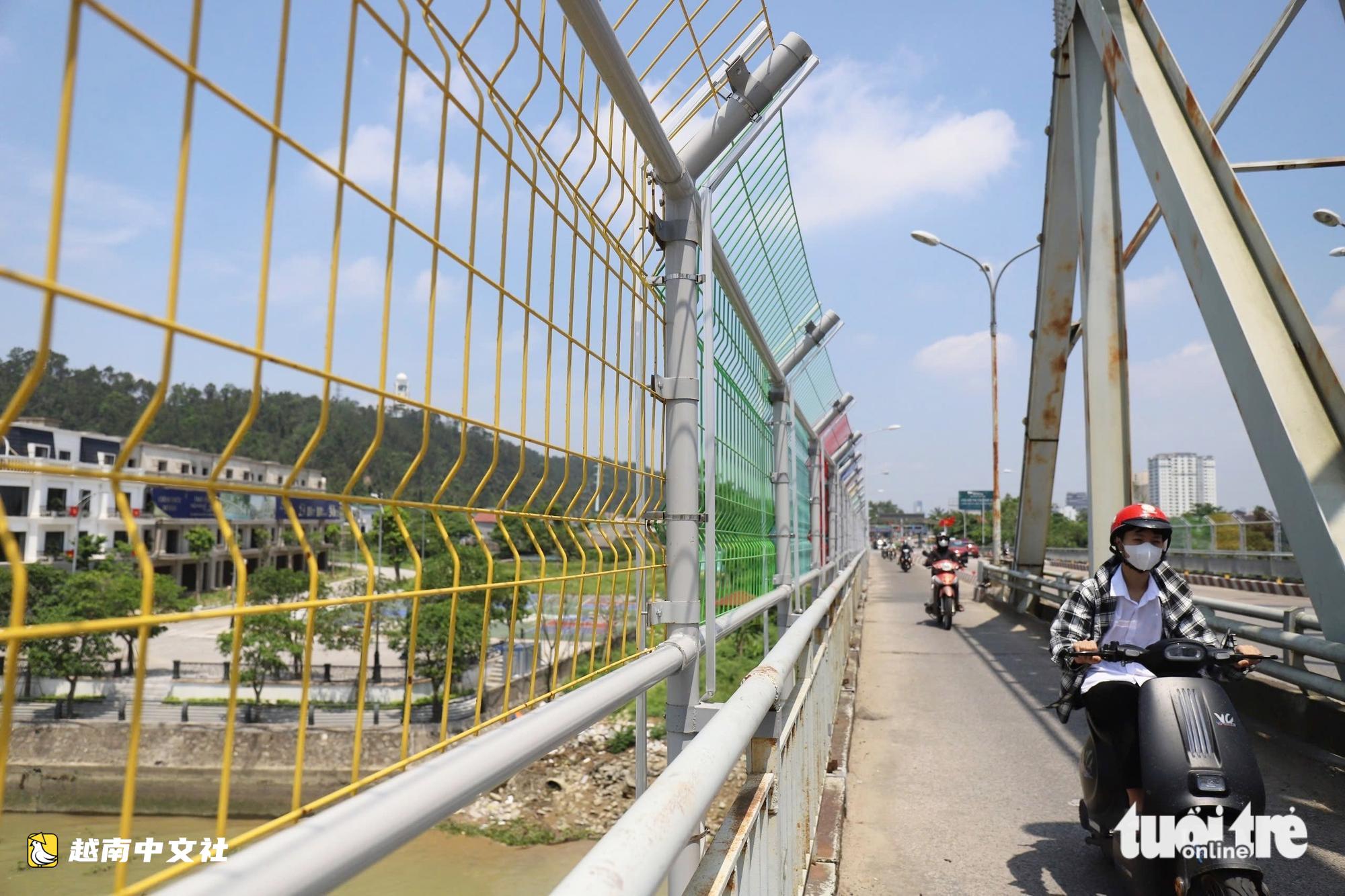 近距離看越南邊水橋‘穿新衣’ 安裝防跳橋網