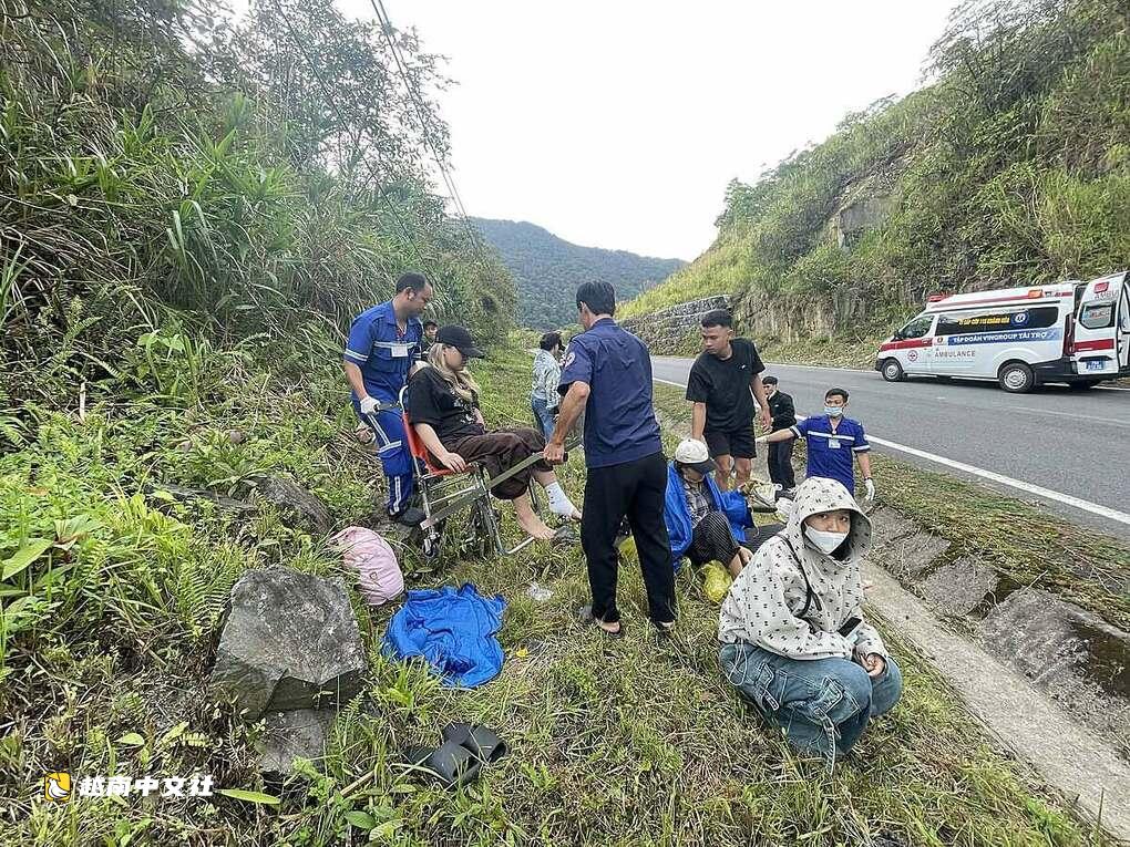 越南慶黎山口一輛載21人客車撞上山壁