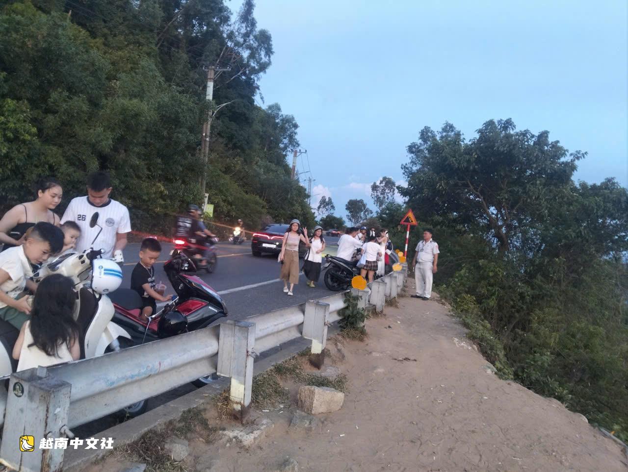 越南峴港整治山茶山非法經營，處理喂猴行為