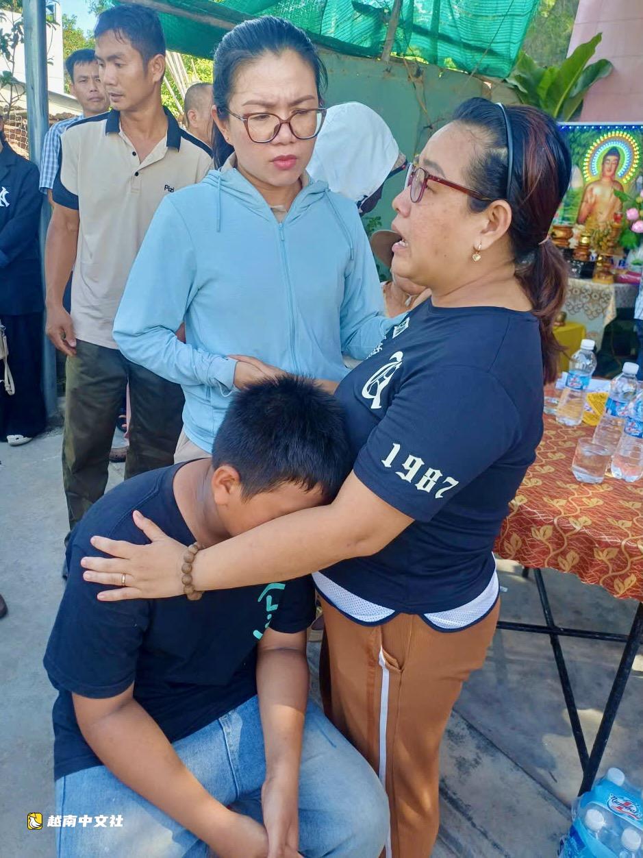 越南貧困老夫婦為救孫兒在河中溺亡