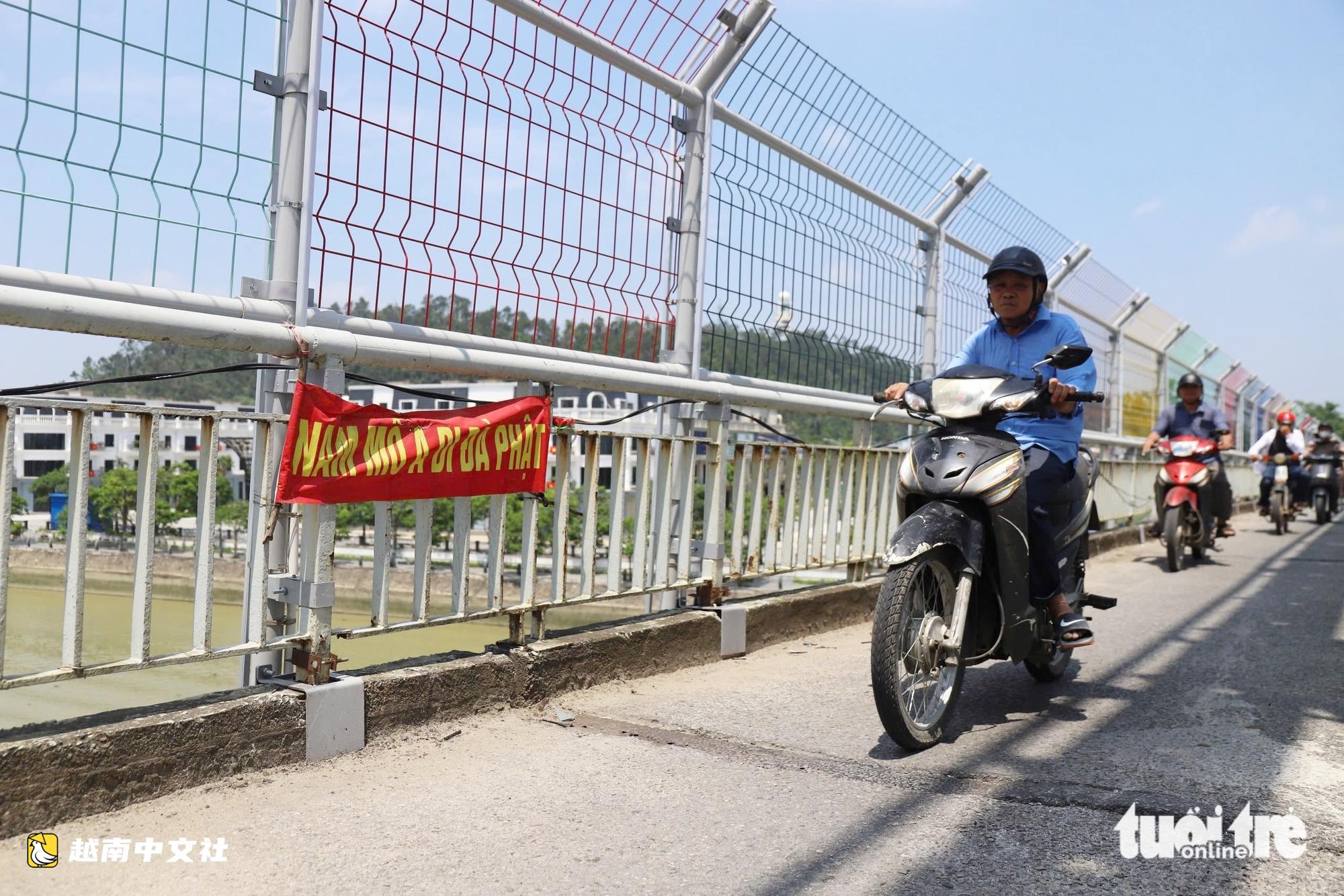 近距離看越南邊水橋‘穿新衣’ 安裝防跳橋網
