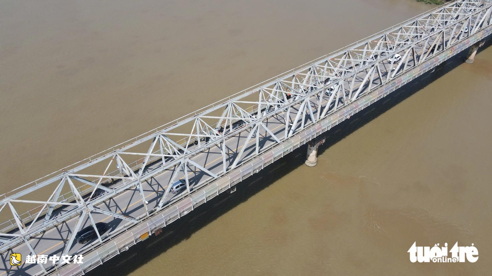 近距離看越南邊水橋‘穿新衣’ 安裝防跳橋網