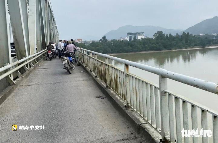 近距離看越南邊水橋‘穿新衣’ 安裝防跳橋網