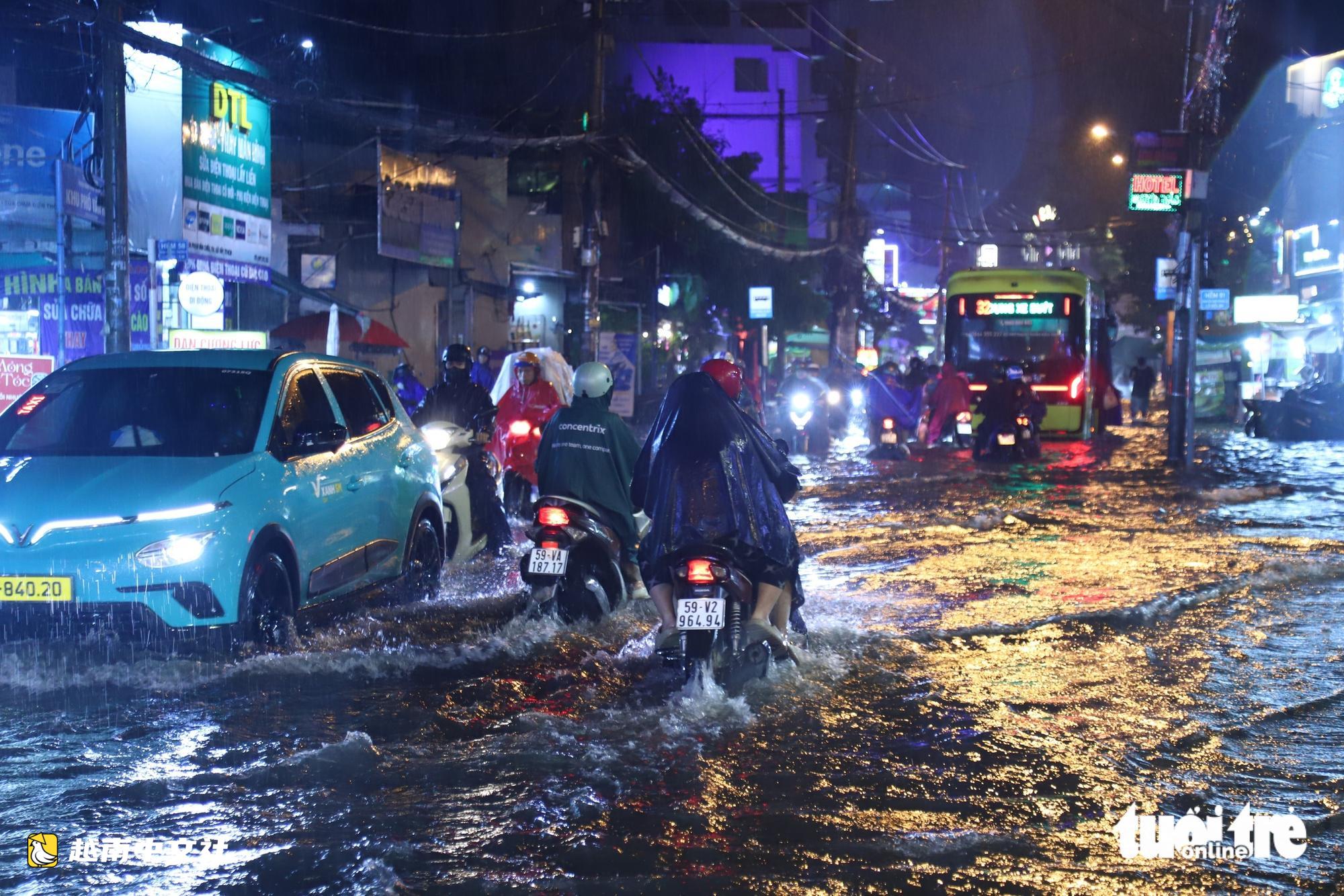 胡志明市持續暴雨,多條道路嚴重積水