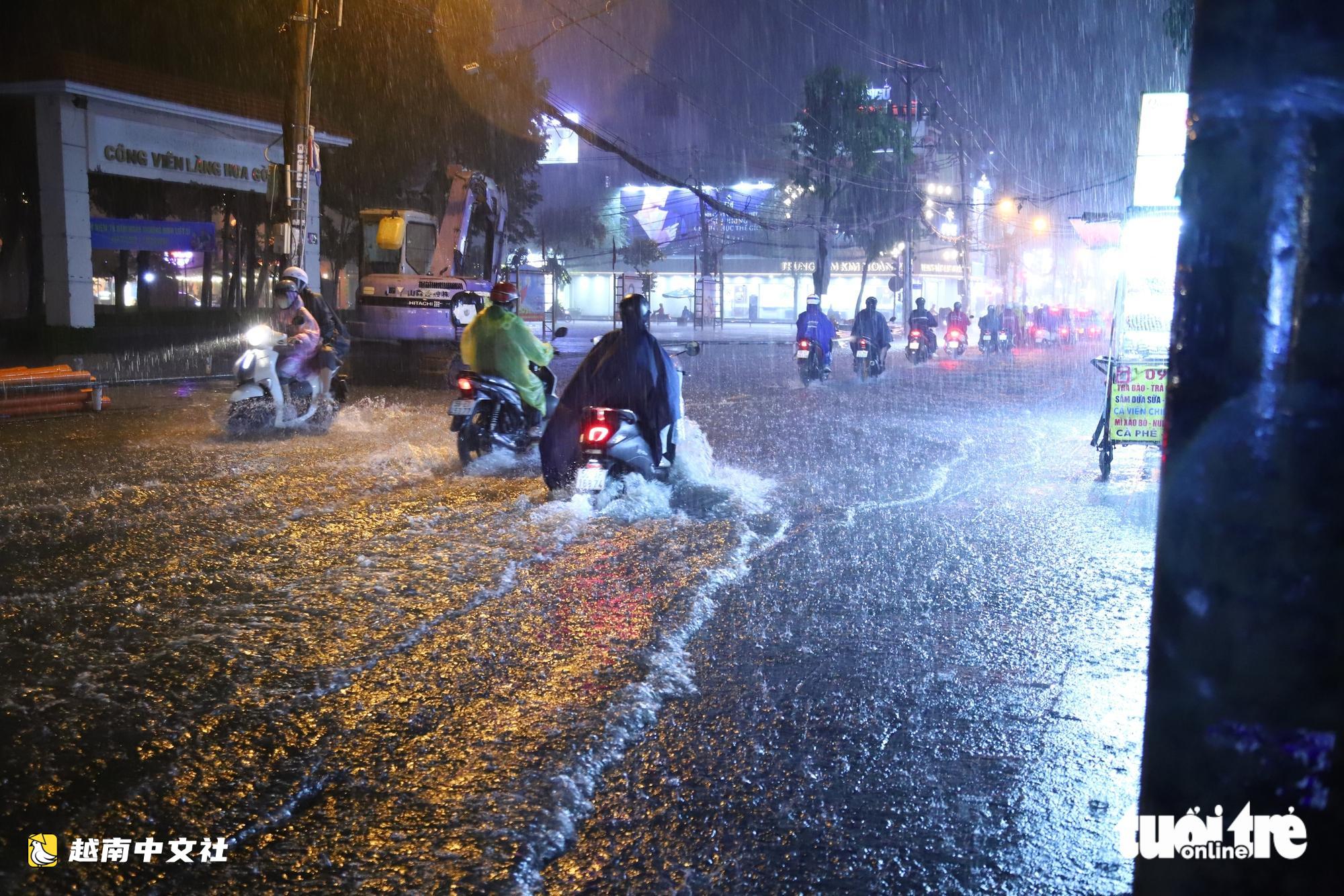 胡志明市持續暴雨,多條道路嚴重積水