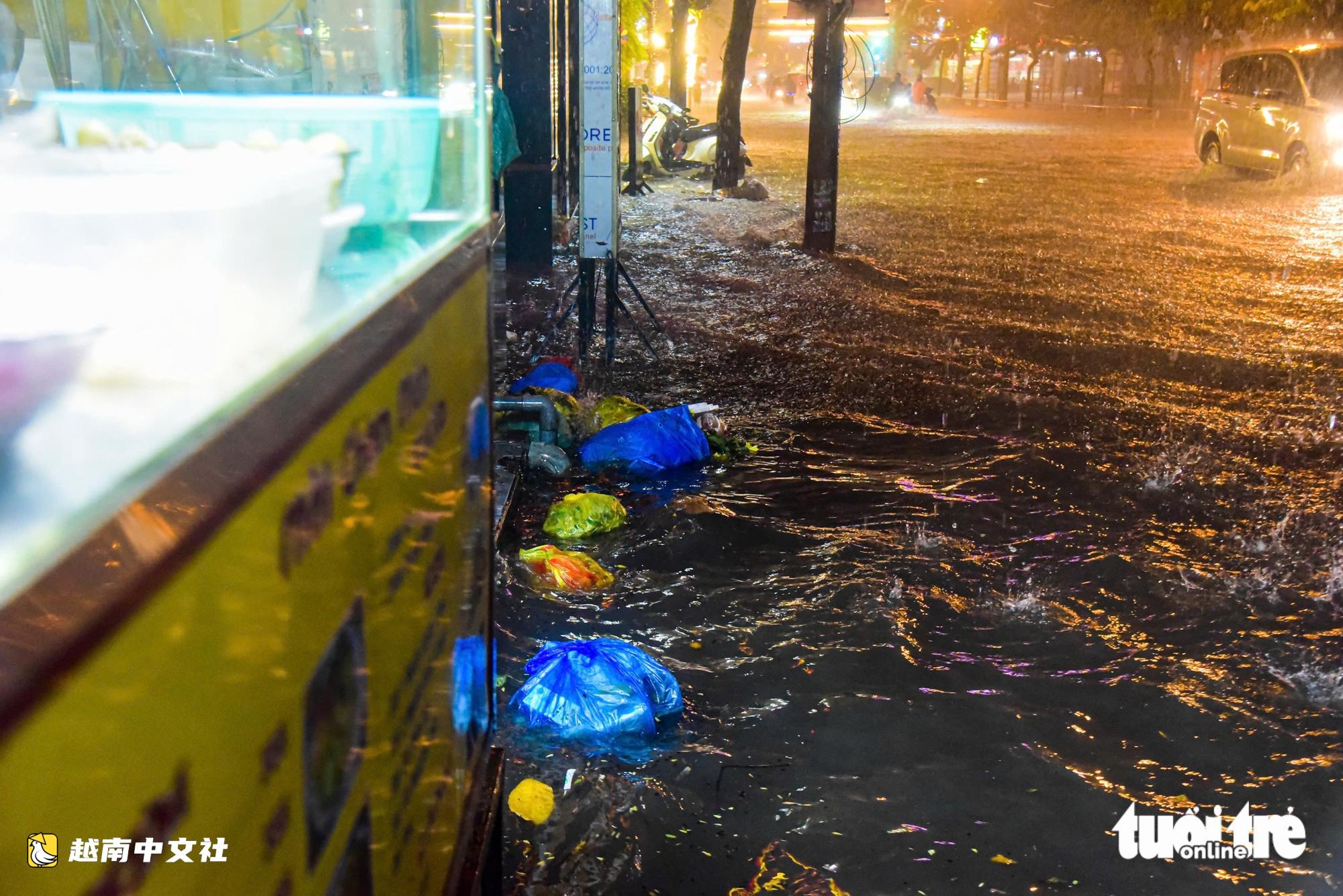 胡志明市持續暴雨,多條道路嚴重積水
