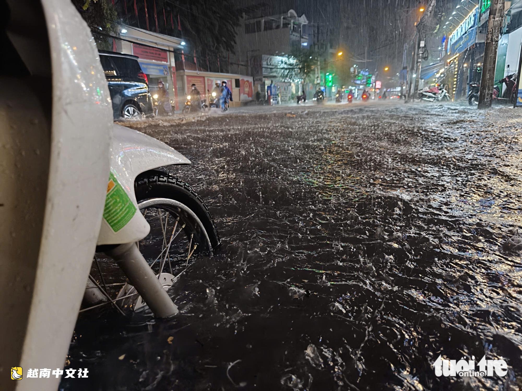 胡志明市持續暴雨,多條道路嚴重積水
