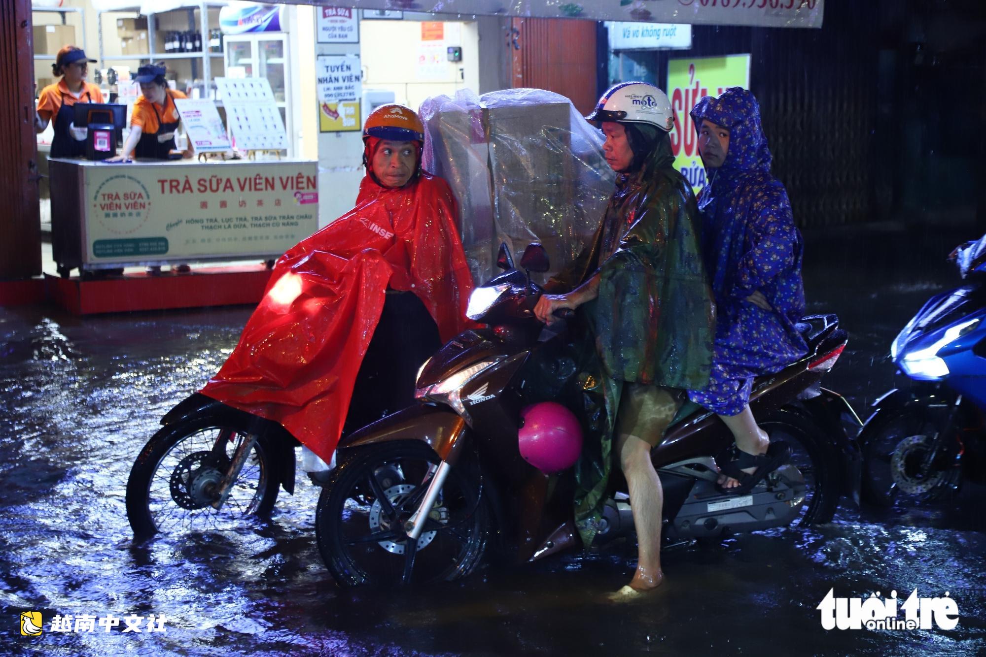 胡志明市持續暴雨,多條道路嚴重積水