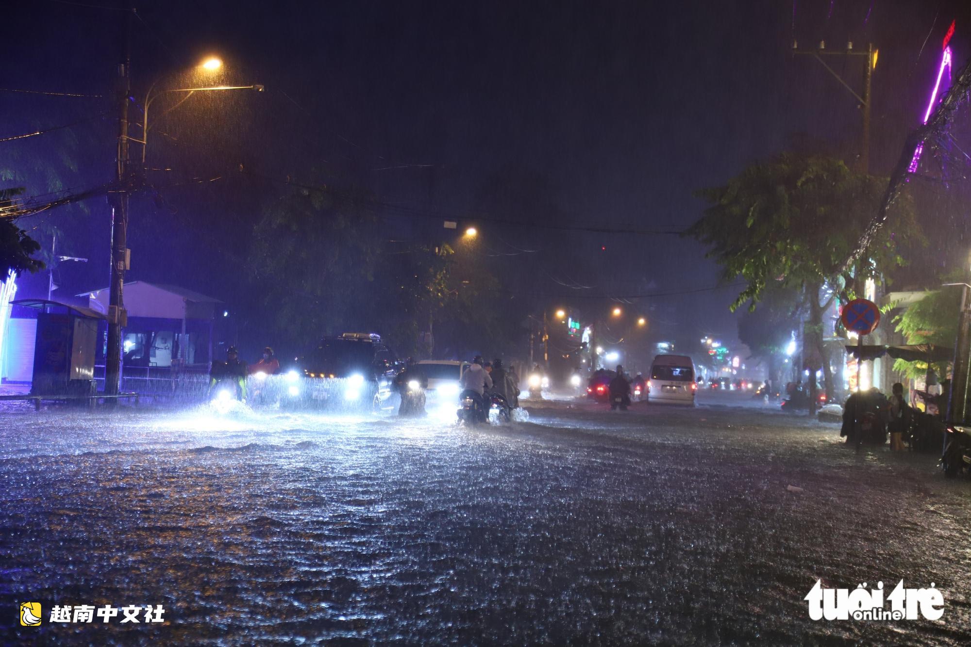 胡志明市持續暴雨,多條道路嚴重積水