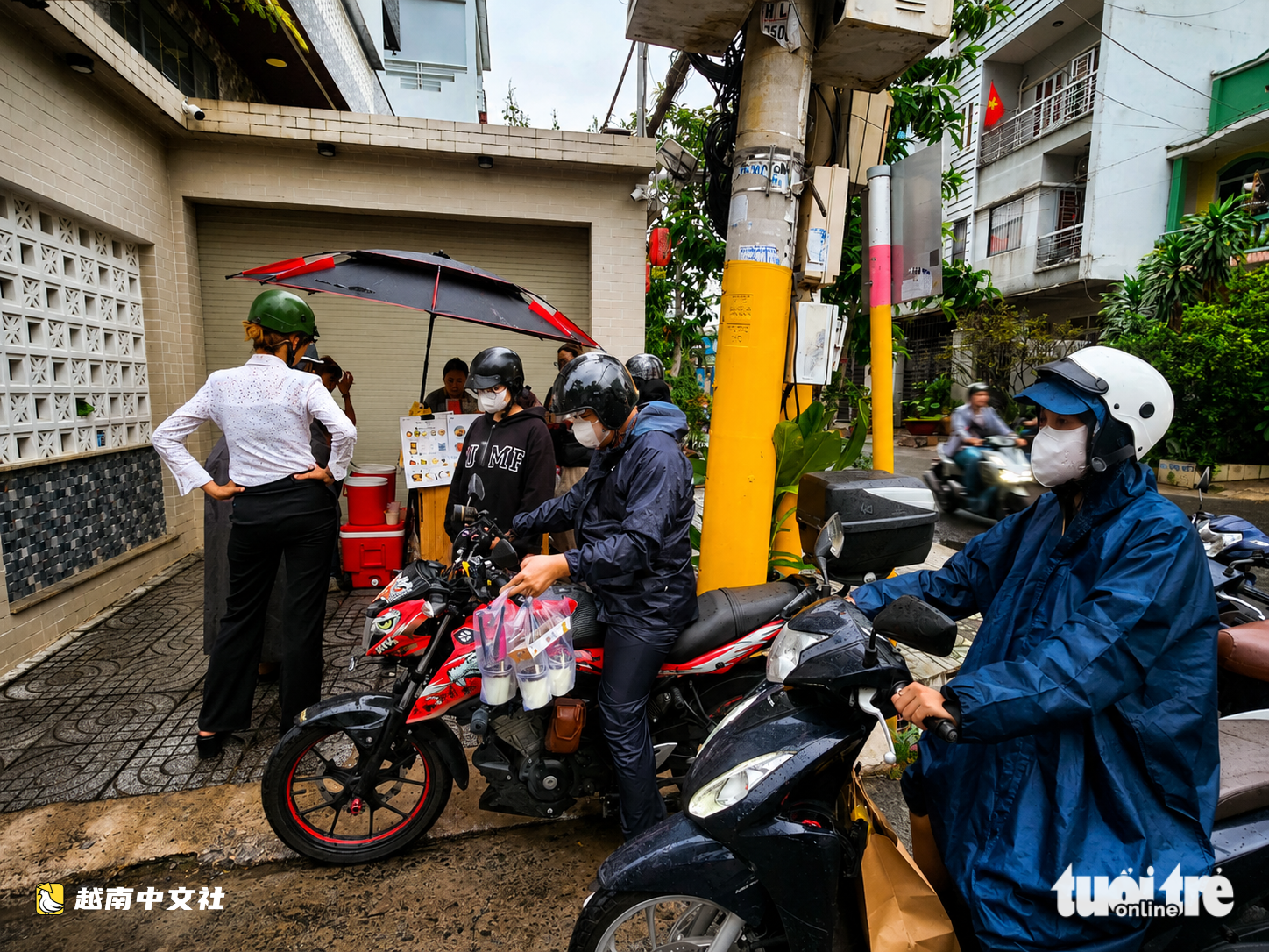 冒雨排隊購買雲南雪奶在胡志明市掀起熱潮