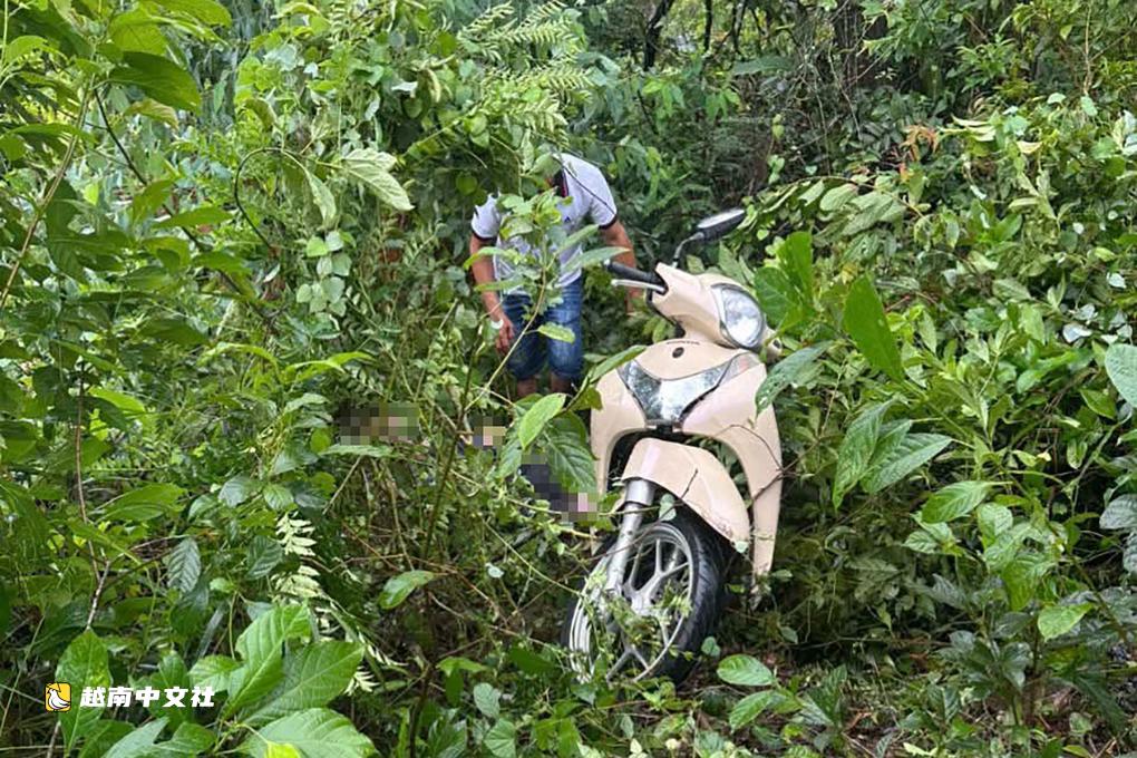 越南河內昇龍橋兩卡車正面相撞,兩名司機被困