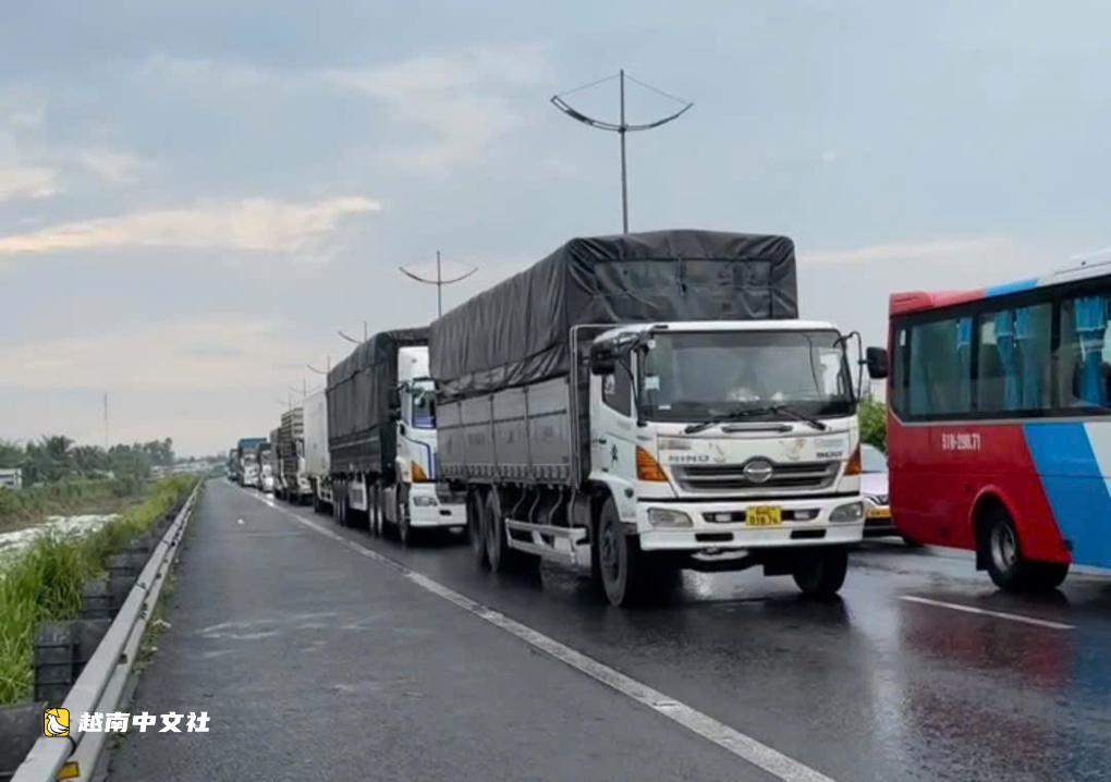 越南隆城-油椰高速貨車起火致5公里擁堵