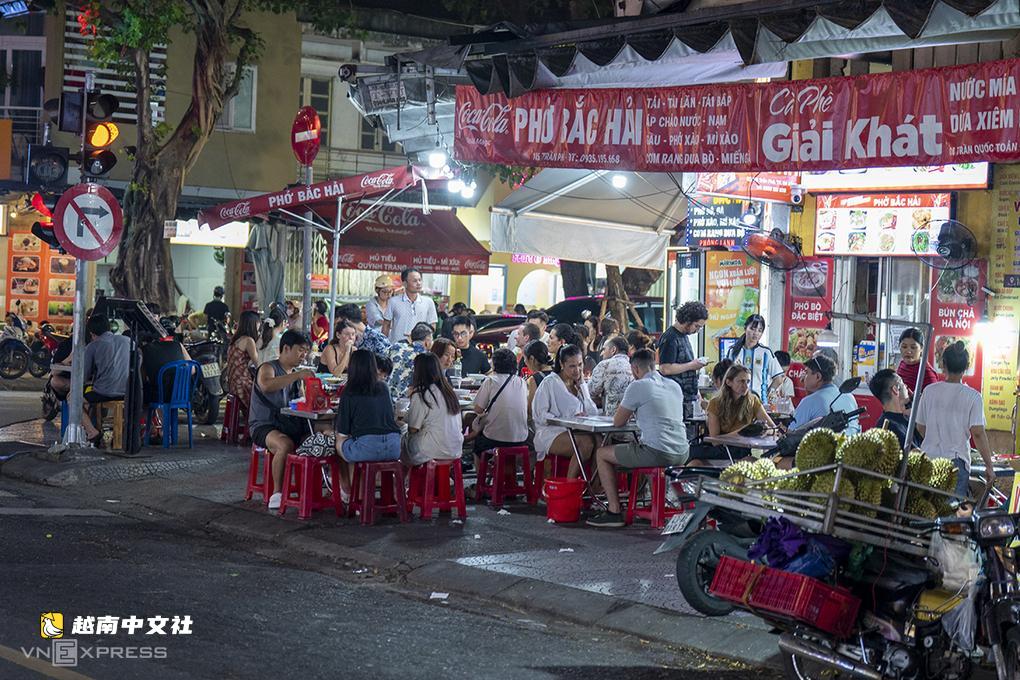 越南峴港市中心人行道:白天通暢,夜晚被佔