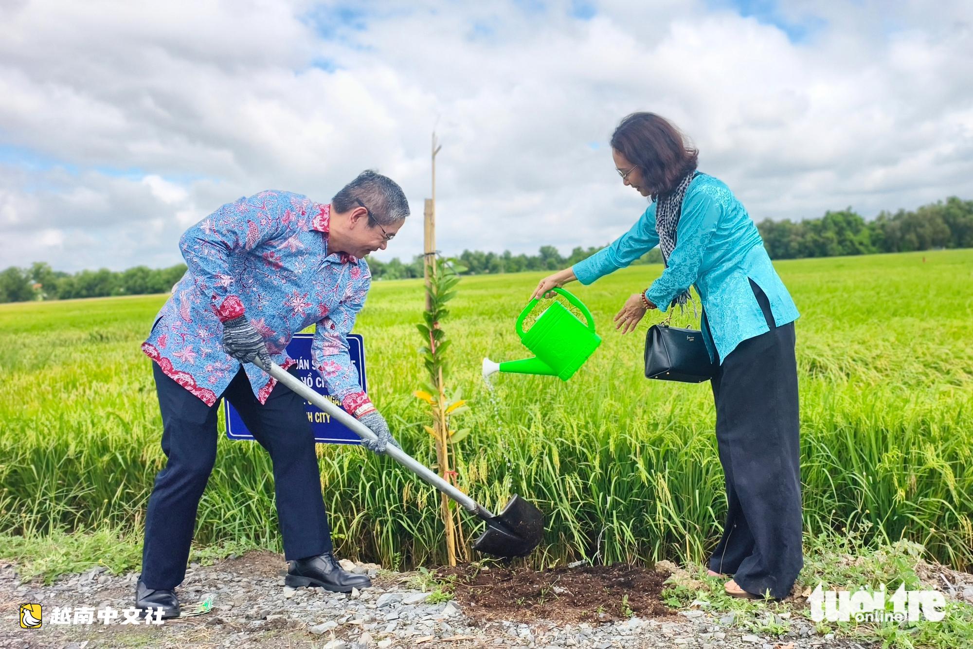 越南古芝“友誼之路”落成 道路以英雄母親命名