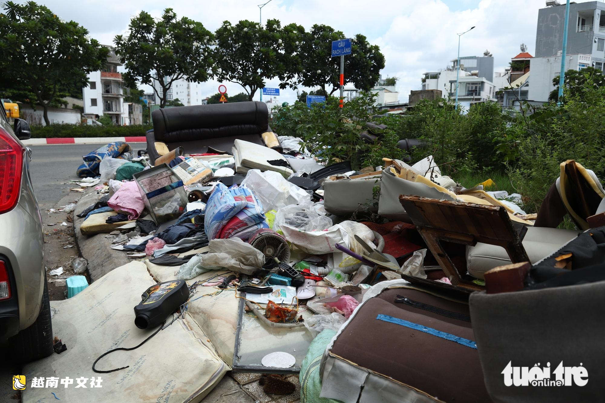 越南胡志明市潘周楨街1050號公寓被垃圾包圍,居民苦不堪言