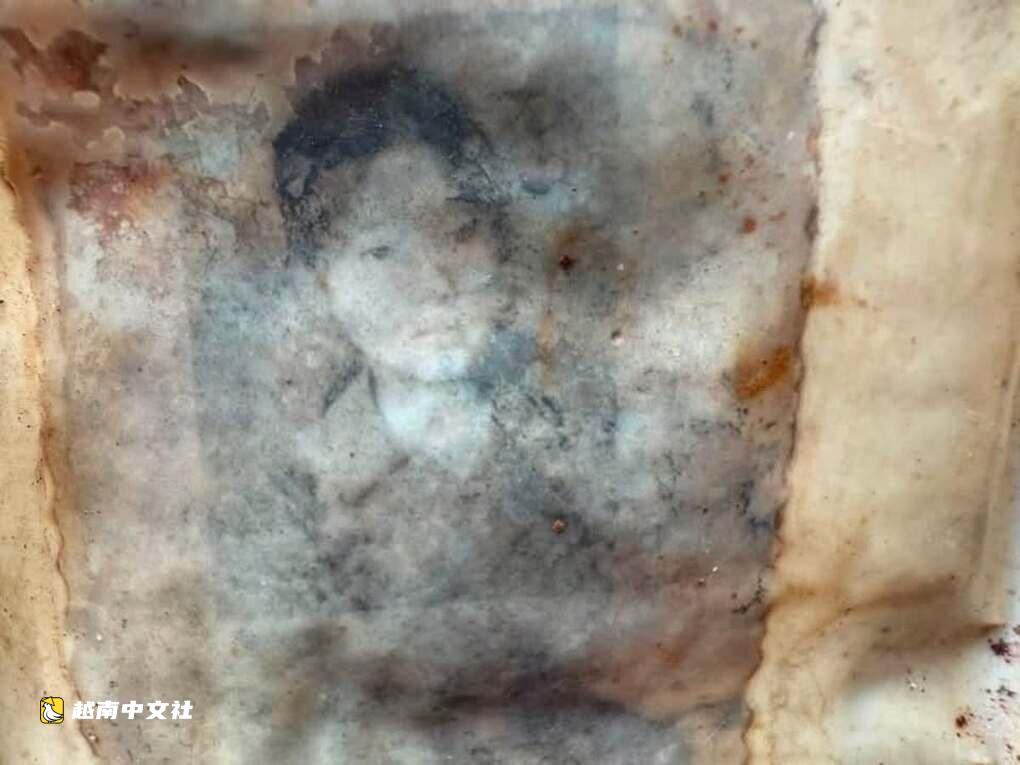 同奈省集體墓穴中發現多張肖像照