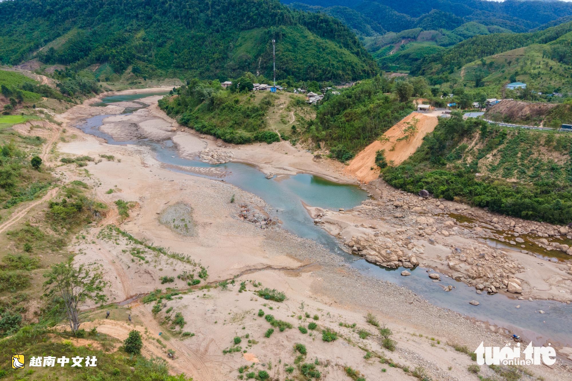越南達克容河干涸見底,民眾在河床中行走