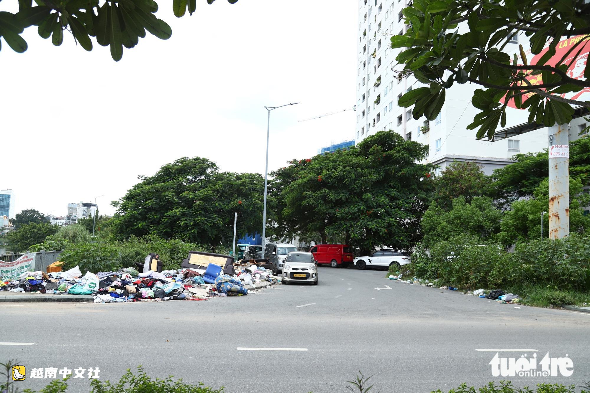 越南胡志明市潘周楨街1050號公寓被垃圾包圍,居民苦不堪言