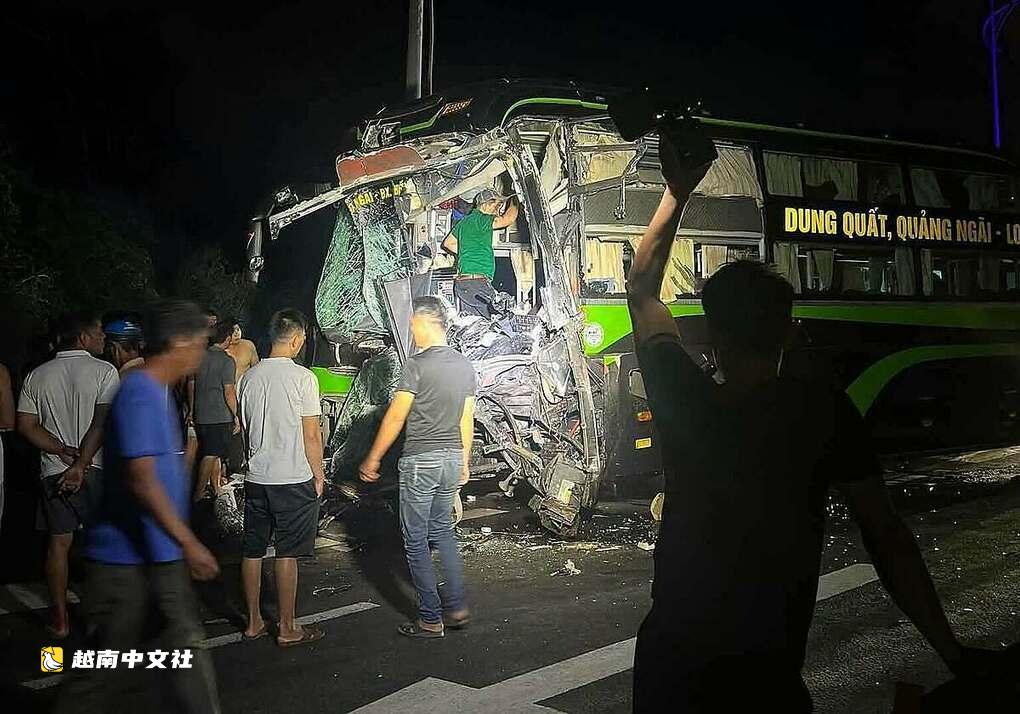 越南客車與卡車相撞致4人受傷