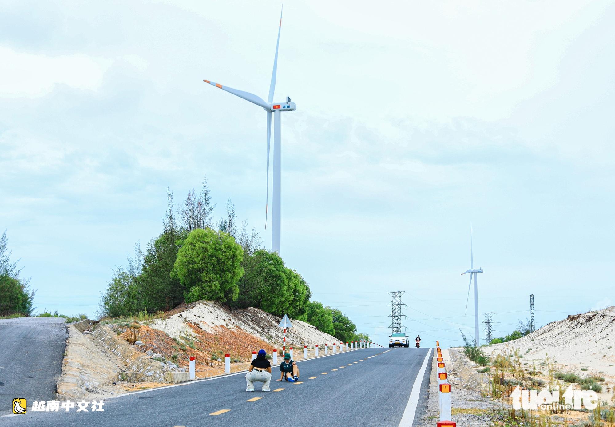 越南廣治風電場走紅,眾多遊客不顧危險站馬路中央拍照