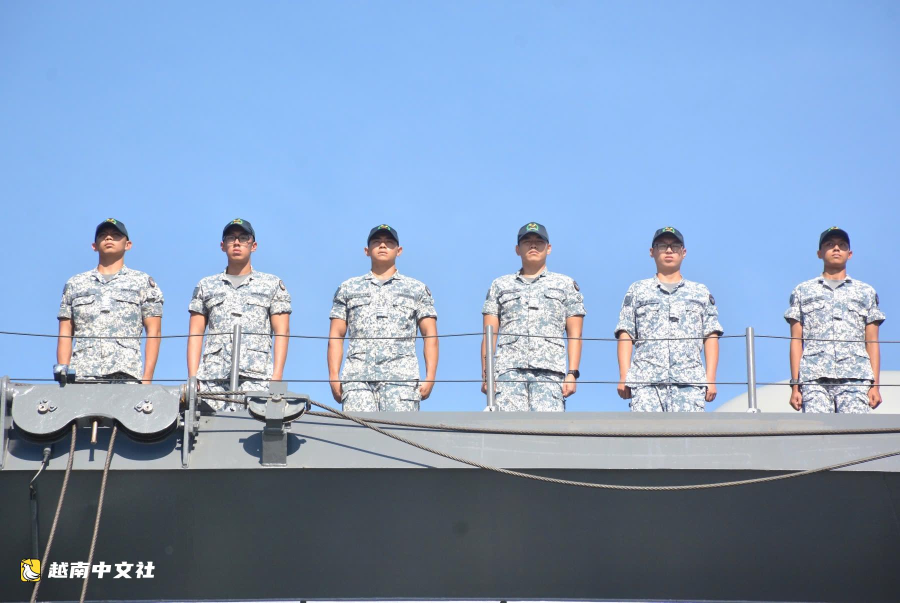 新加坡海軍登陸艦抵達越南金蘭灣