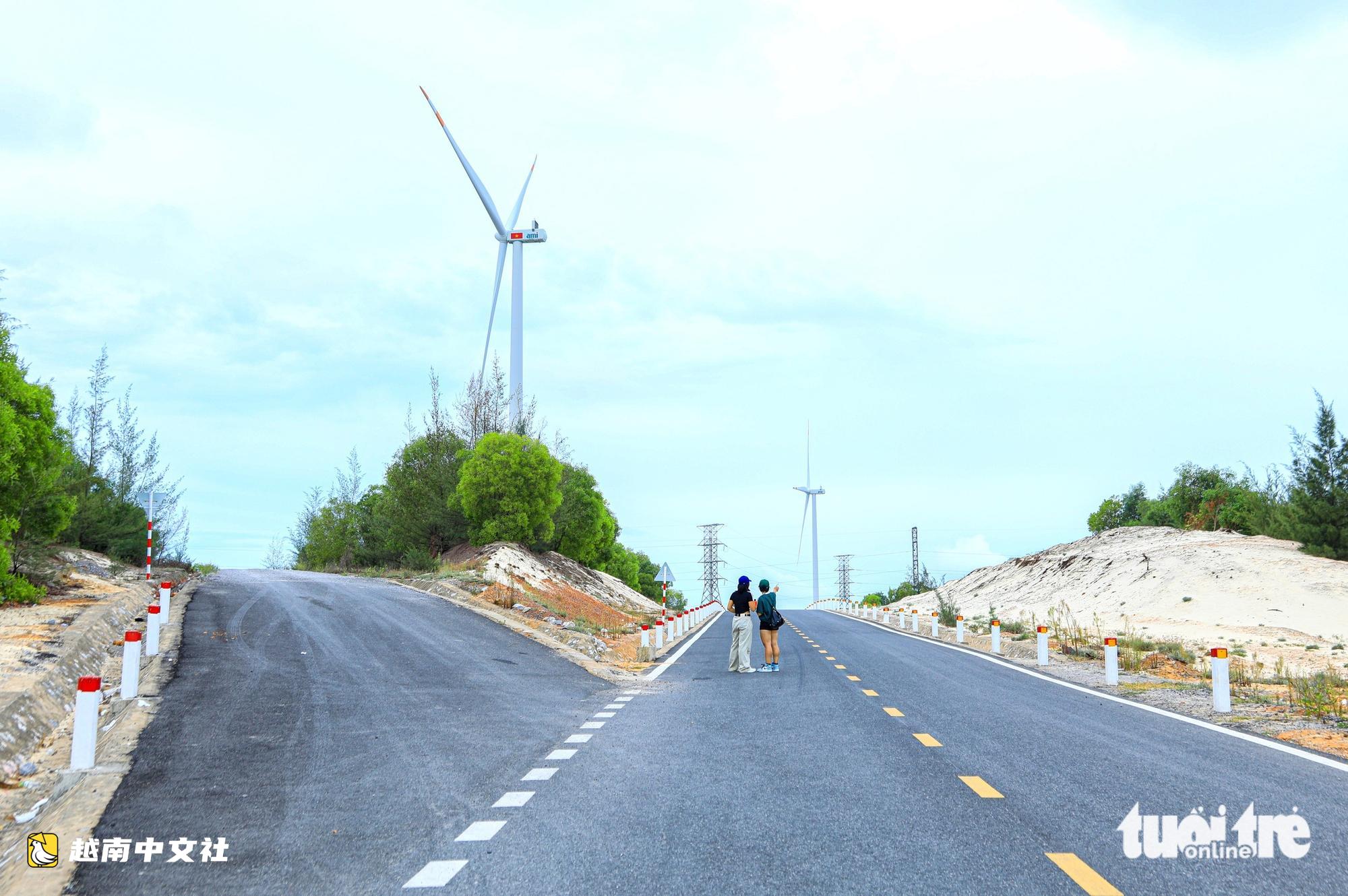 越南廣治風電場走紅,眾多遊客不顧危險站馬路中央拍照