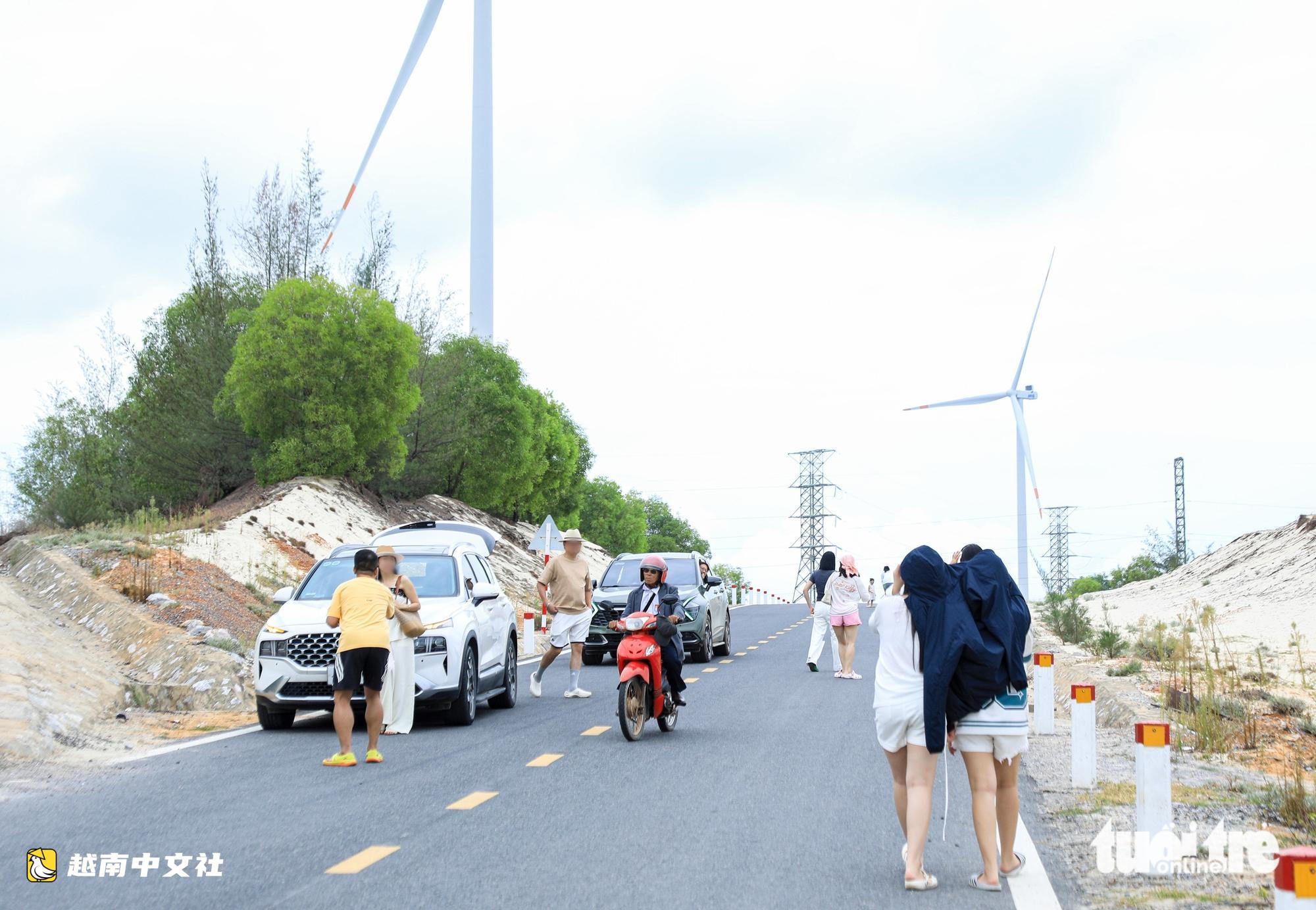 越南廣治風電場走紅,眾多遊客不顧危險站馬路中央拍照