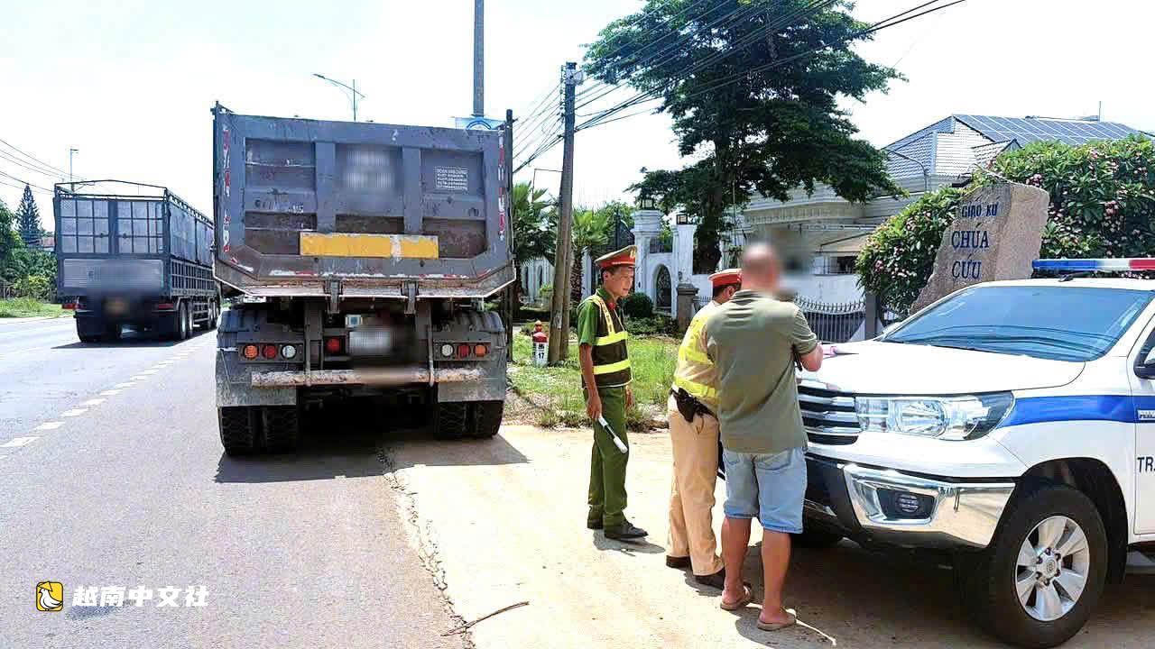 越南同奈省公安出動檢查處理違規客車