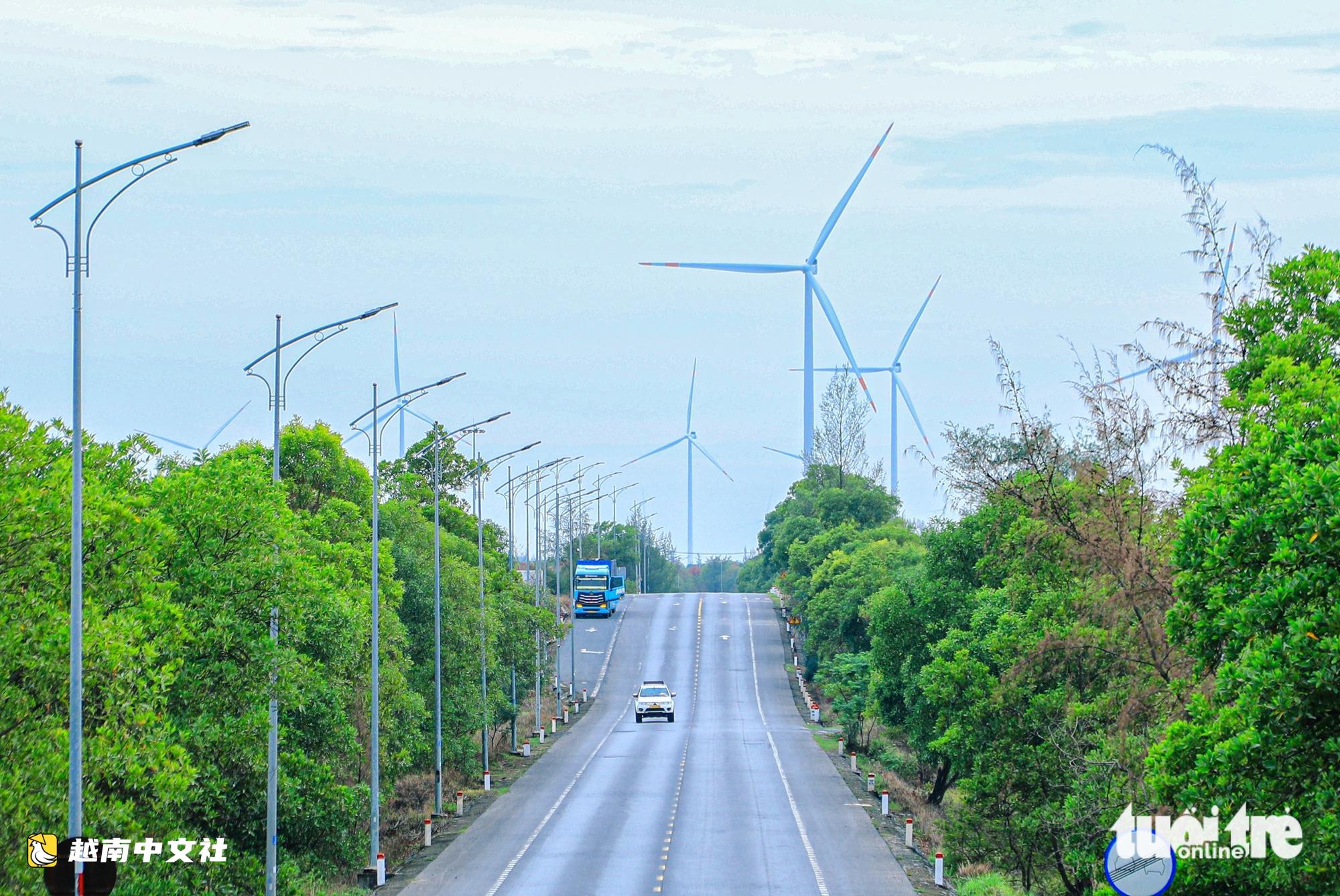 越南廣治風電場走紅,眾多遊客不顧危險站馬路中央拍照