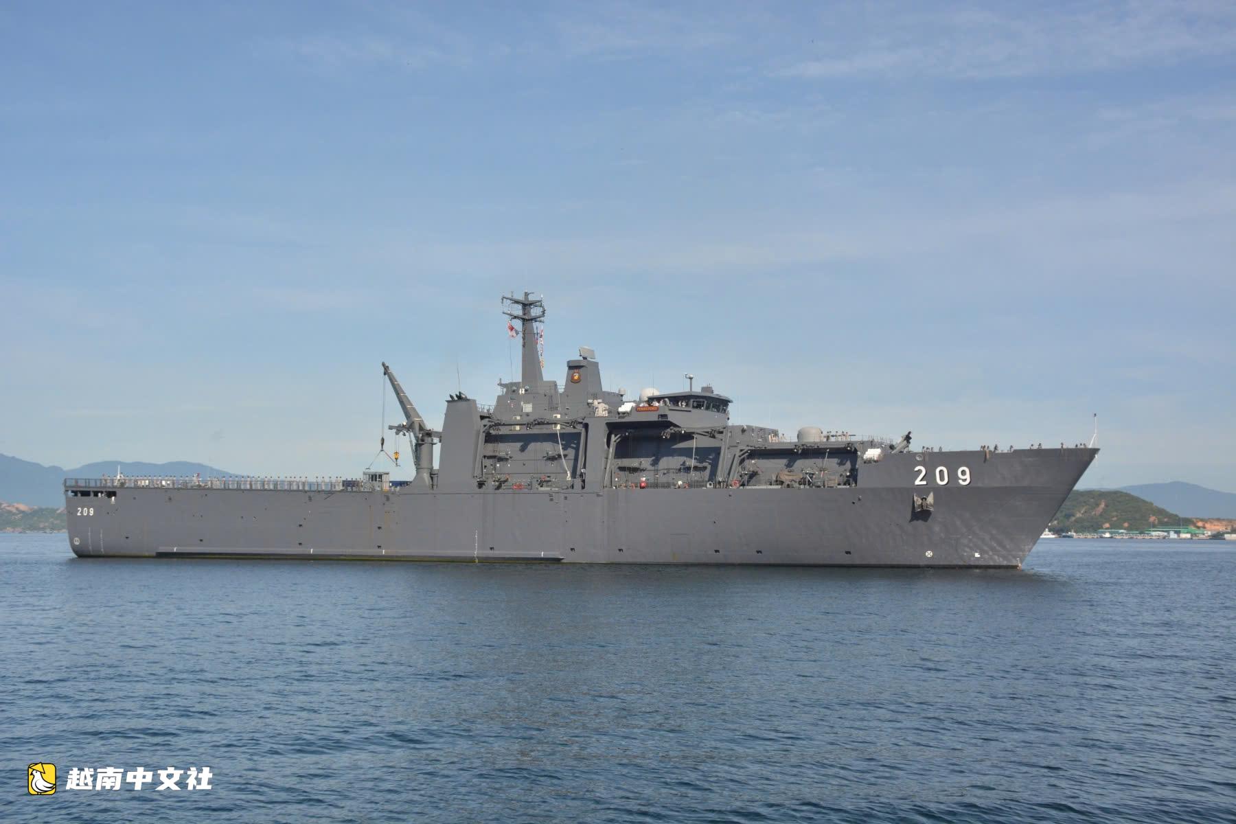 新加坡海軍登陸艦抵達越南金蘭灣