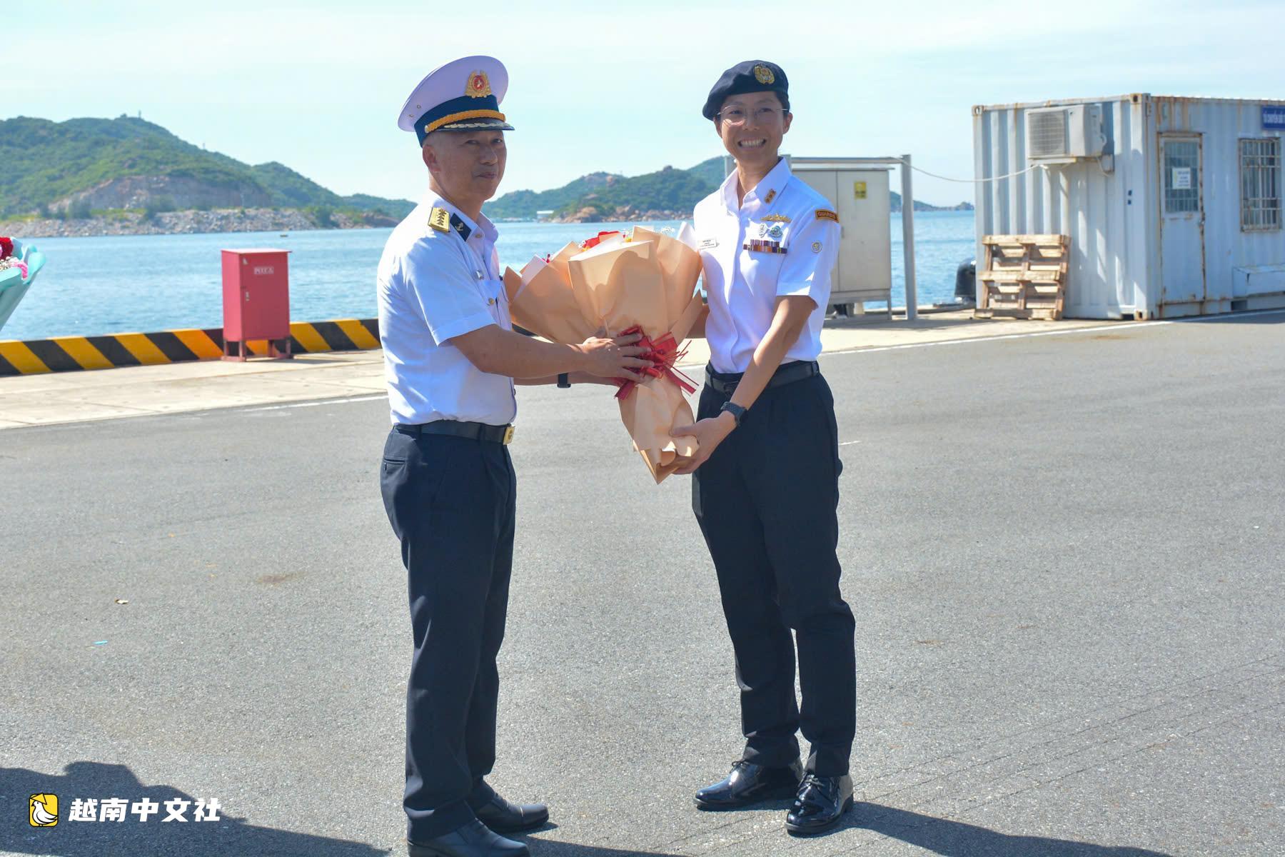 新加坡海軍登陸艦抵達越南金蘭灣