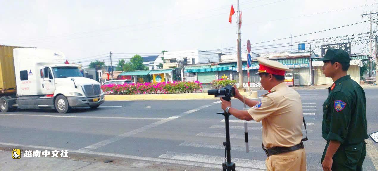 越南同奈省公安出動檢查處理違規客車