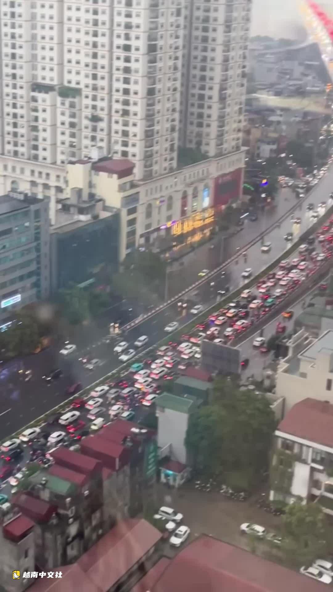 越南河內永綏橋上千輛車擁堵