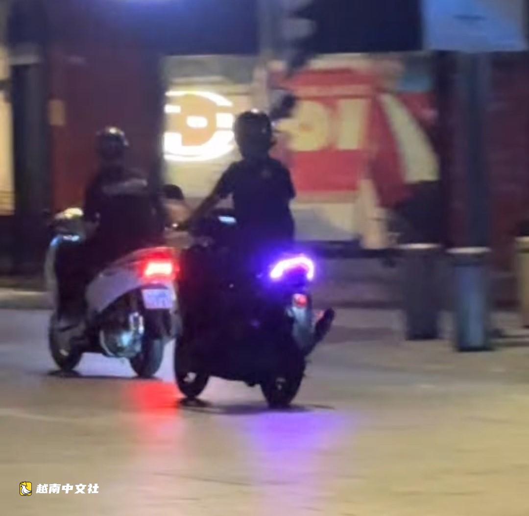 越南一夥人在阮惠步行街騎無牌摩托車翹頭行駛 警方介入核實