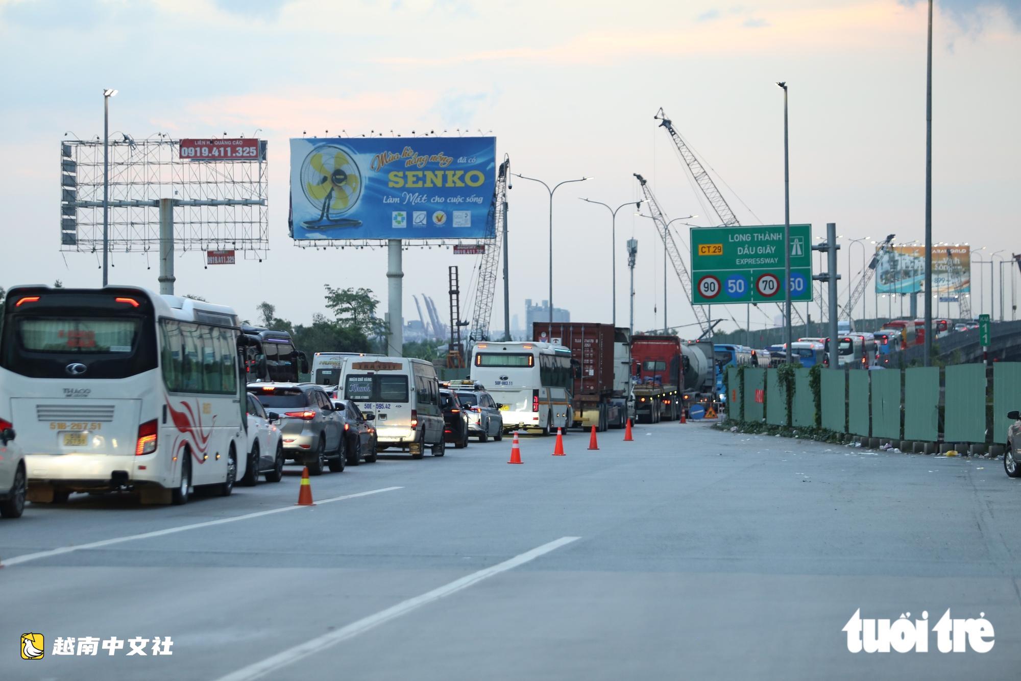 車流從國道51號一路‘爬行’至胡志明市-隆城高速安富交匯處,司機苦不堪言
