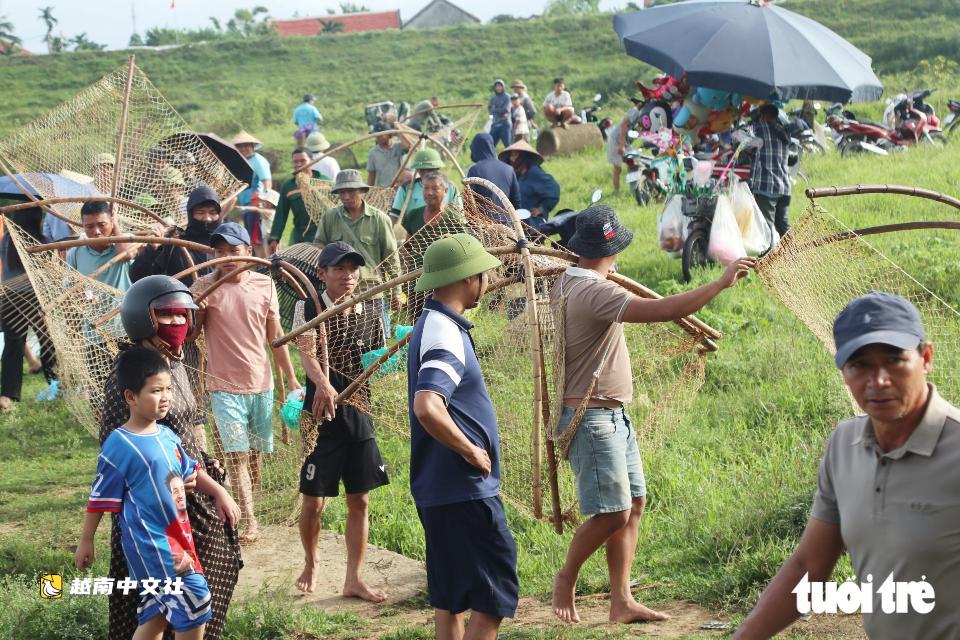 越南義安數百人下池塘歡快捕魚